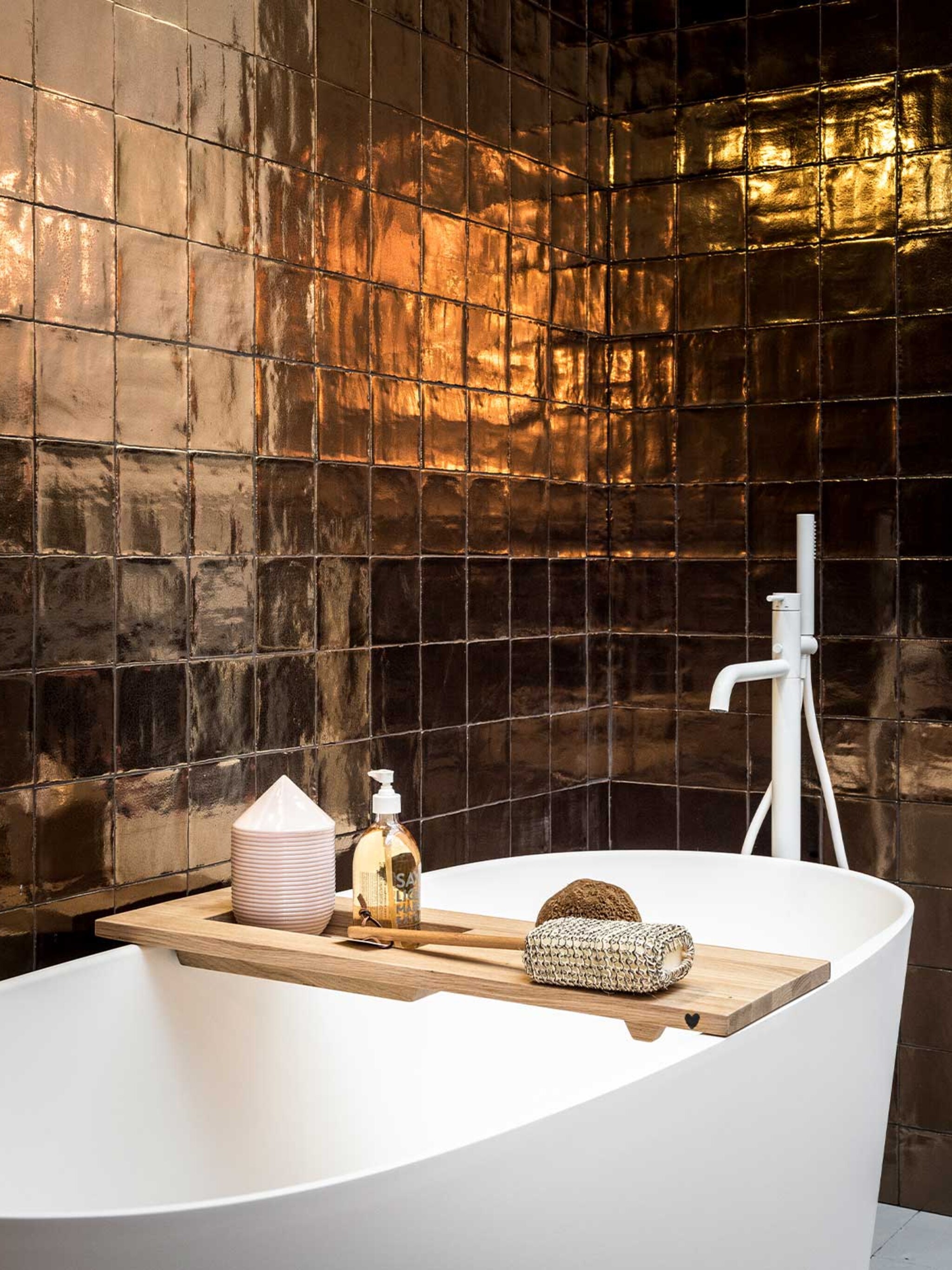 goud in de badkamer zo style je het smaakvol en relaxed