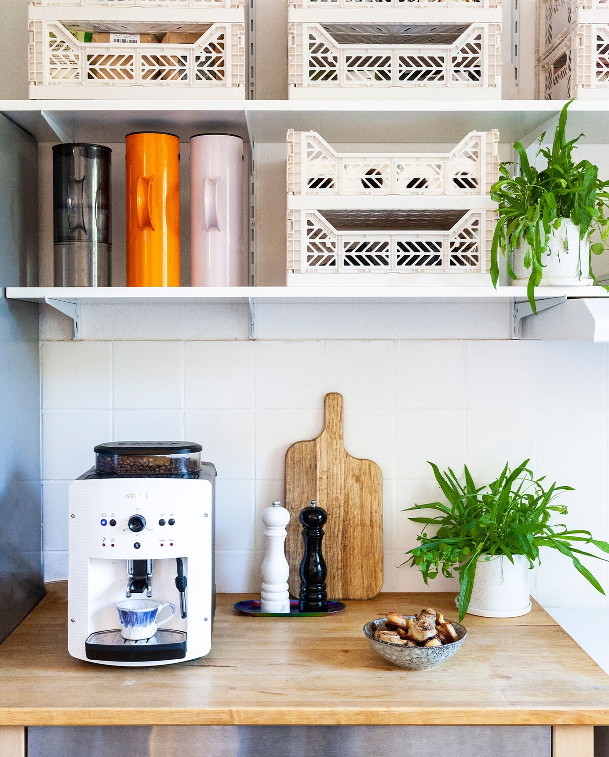 Thermoskannen Stelton, kratten Hay, koffiemachine Krups. Overig onbekend. vtwonen 4-2022 | styling Agi Raw | fotografie en tekst Anne-Catherine Scoffoni tekstbewerking Monique van der Pauw