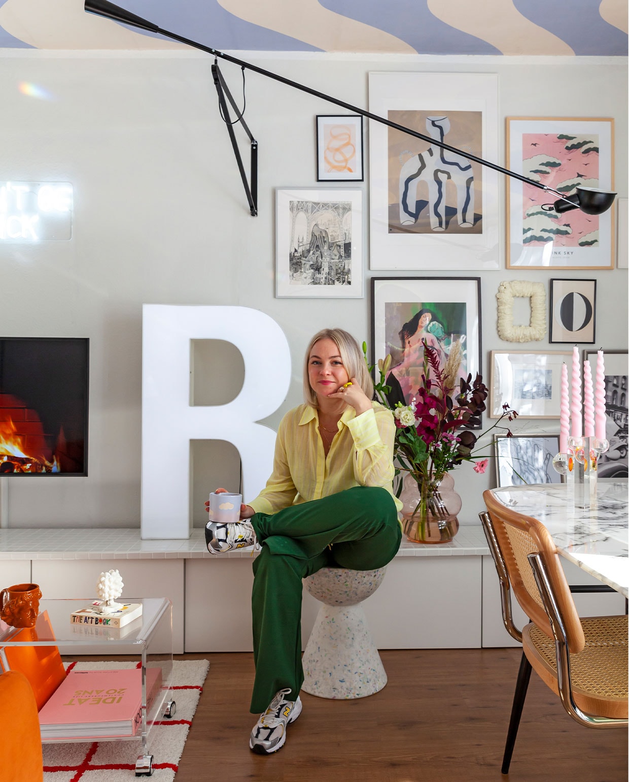 R lichtletter via Ebay Kleinanzeigen, kruk Wild Studio, koffietafel via Ebay, stoel Home24, lamp Flos, vaas Pols Potten, bruine beker zelfgemaakt, kaars Sentimental Candles, tafel Depot. Overig onbekend. vtwonen 4-2022 | styling Agi Raw | fotografie Anne-Catherine Scoffoni