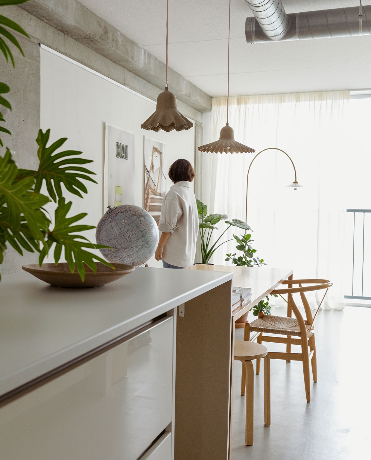 Geadopteerde plant, schaal It Flinkeboskje, hanglampen Egg of Columbus van Seletti, tafel Habitat, vloerlamp Muller Van Severen voor Valerie Objects. Overig onbekend. JA | vtwonen 5-2022 | styling Ilona Jongepier | fotografie Dana van Leeuwen | tekst Judith Bakkers