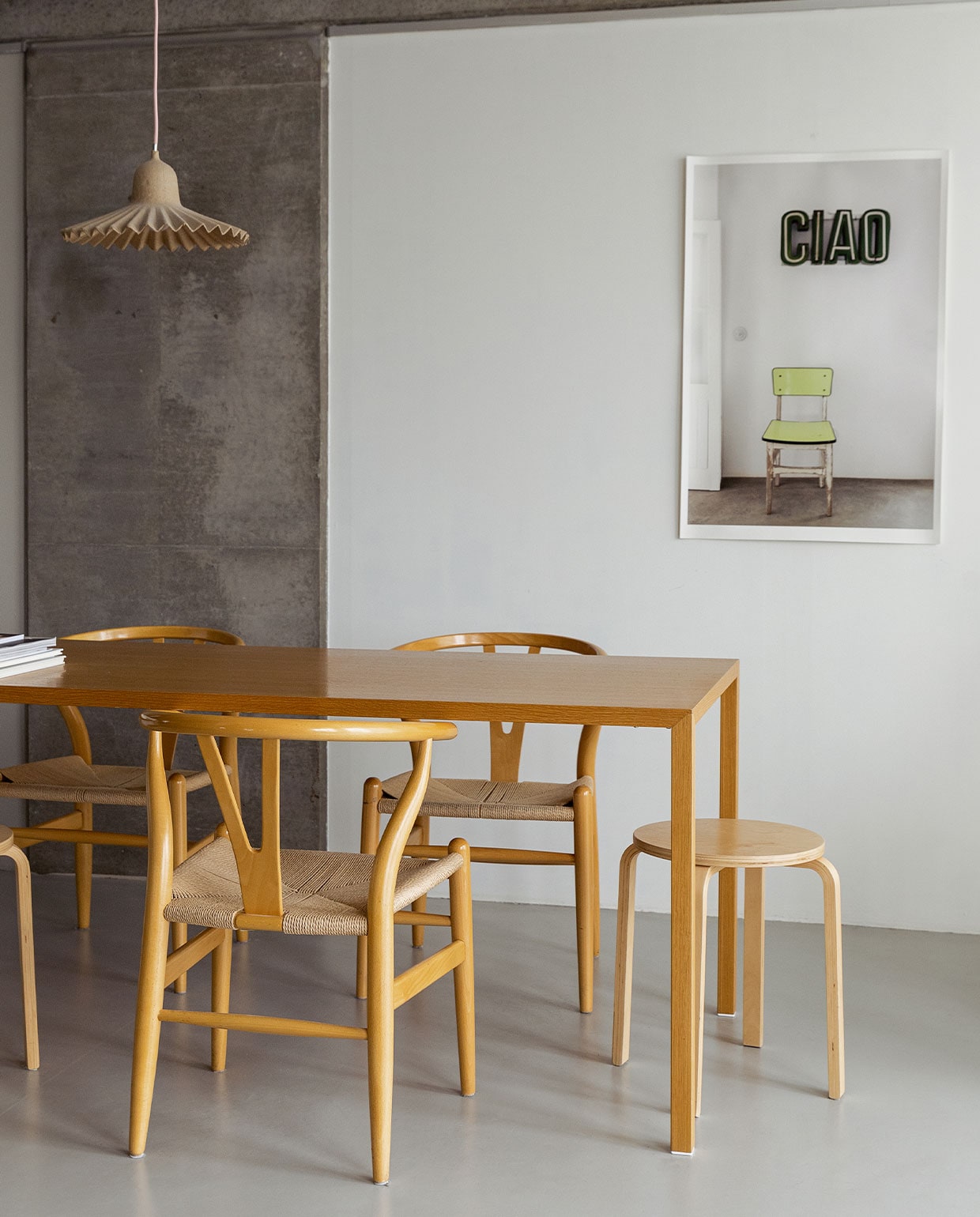 Eettafel Habitat,kruk Ikea, lamp Egg of Columbus van Seletti, fotoprint van hotel Pensão Agricola in Portugal zelfgemaakt, linoleum betonkleur, overig onbekend. JA | vtwonen 5-2022 | styling Ilona Jongepier | fotografie Dana van Leeuwen | tekst Judith Bakkers