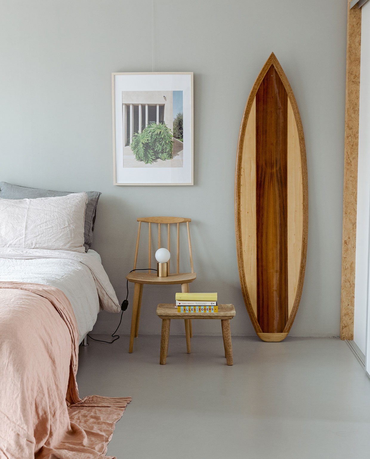 Linnen beddengoed H&amp;M Home, oudroze linnen plaid Pantoufle, stoel Hay, lamp Menu, bijzettafel Zara Home, foto van Olea All Suite Hotel op Zakynthos zelfgemaakt, kiteboard gemaakt door vriend. vtwonen 5-2022 | styling Ilona Jongepier | fotografie Dana van Leeuwen