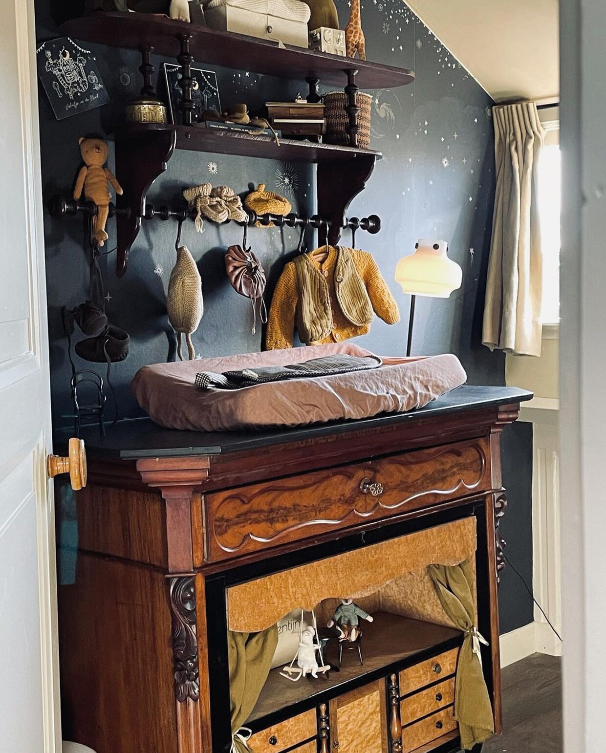 Antieke commode en poppen- en uitstalkast Marktplaats. Fantasiebeest links Babette’s Wereld. Liza Wassenaar
