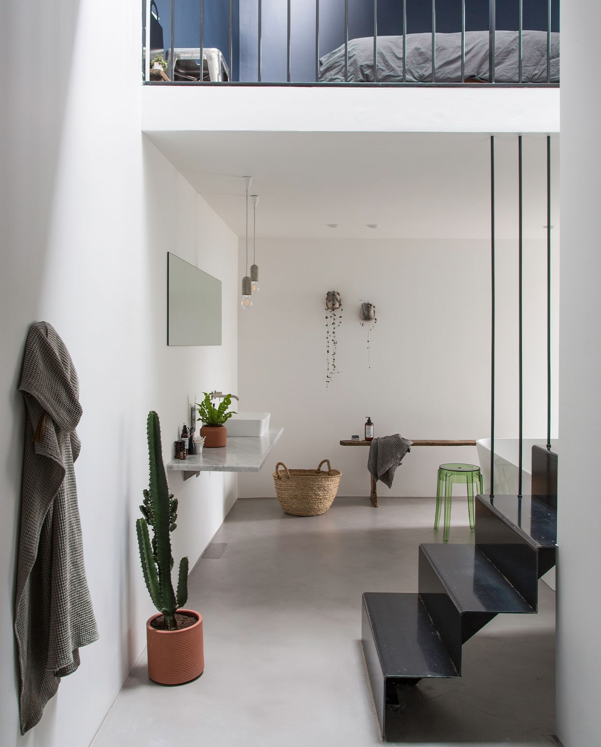 Marmeren blad Avon Marble. Waskom en bad Edge 45 van Victoria + Albert. Lampen Nud Collection. Vloer van microcement Floored Genius. Bank tweedehands. Kruk Charles Ghost by Kartell. Overig onbekend. NEE | vtwonen 5-2022 | fotografie Kasia Fiszer | tekst Jo Leevers | tekstbewerking Saskia Borst