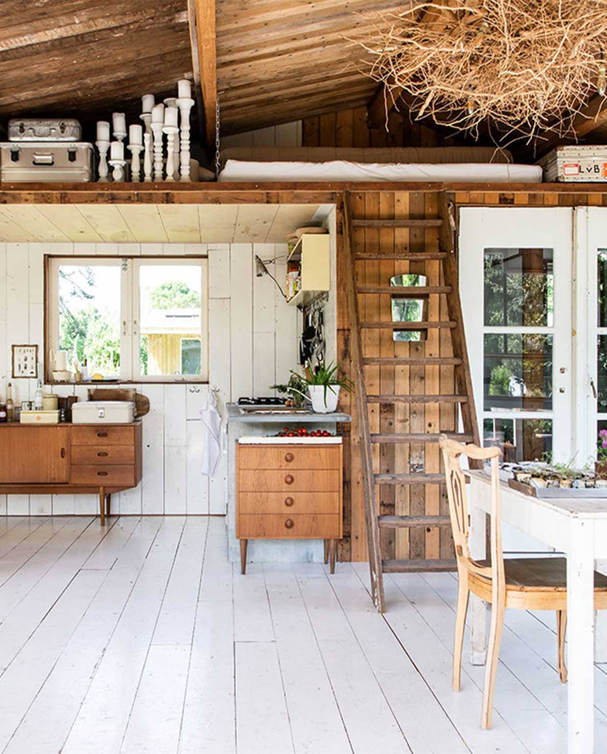 Vloer gemaakt van gevonden planken, tafel Van Dijk &amp; Ko, bord met tekst gemaakt door Simone, tegels Kringloop De Driesprong, gieter Kringloop Vintage &amp; More, potjes Salie Leiden, houten kist winkelgloria.nl. Planten: pannenkoekplant, stek fluweelboom, lupine, tomaat. NEE | vtwonen TUIN special 5 | Productie Insidehomepage | Styling Myla Griese | Fotografie Louis Lemaire | Tekst Inge van Lieshout | Tekstbewerking Ina Babbé