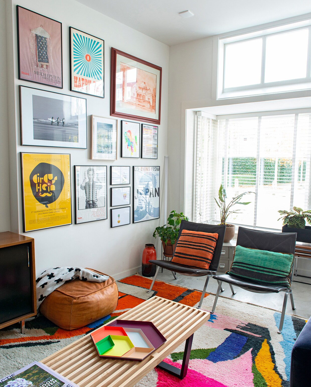 Karpet uit Marrakech, vintage Poul Kjaerholm fauteuils van schoonouders overgenomen, salontafel van George Nelson voor Vitra, kussens uit Barcelona, poef uit Marokko. Houten bank en dienblad Kaleido van Hay. Lavavaas vintage vondst. Kunstwerken, prints en foto’s deels zelfgemaakt, deels van de kinderen en van vrienden, deels gekocht. Beeld: styling JESKE WEEL | fotografie CAROLINE COEHORST | tekst CHRIS MUYRES