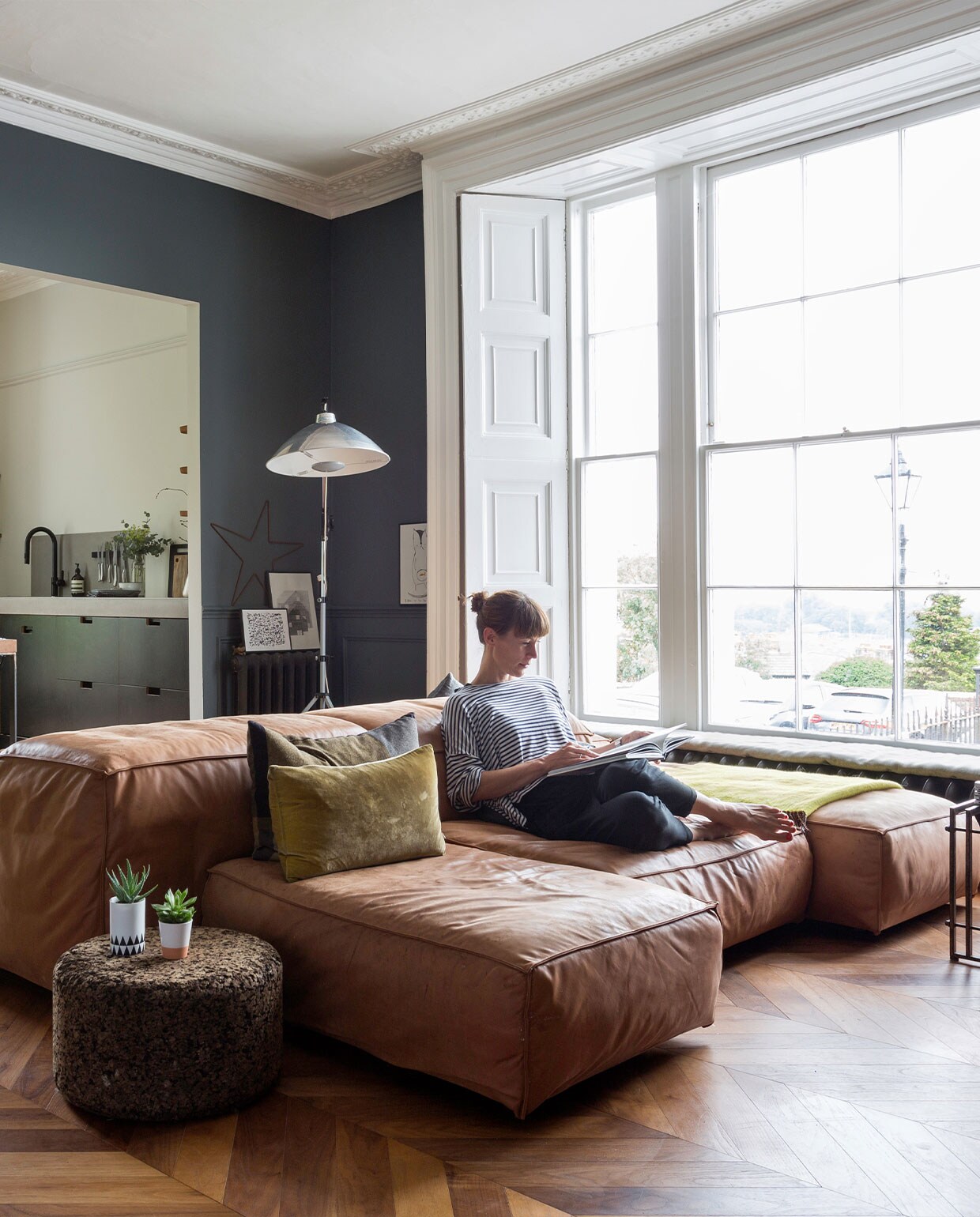 Muurverf Estate Emulsion Down Pipe van Farrow &amp; Ball. Elementenbank van Piero Lissoni voor Living Divani. Vintage fotolamp Photax via eBay. Kurken poef Moooi. Overig onbekend. vtwonen 05-2022 | productie Living Inside | fotografie Kasia Fiszer