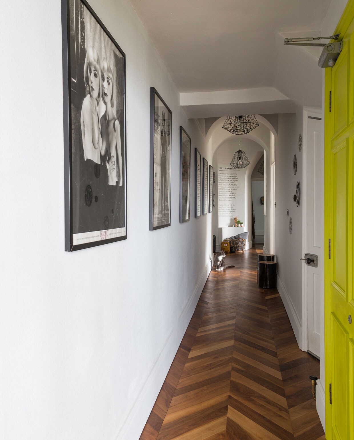 Verf op de deur Lime Silk Emulsion van B&amp;Q, muurverf Matt Emulsion French Grey Pale van Little Greene. Posters Helmut Newton. Lampen Made. Vloer Hicraft. Overig onbekend. vtwonen 05-2022 | productie Living Inside | fotografie Kasia Fiszer
