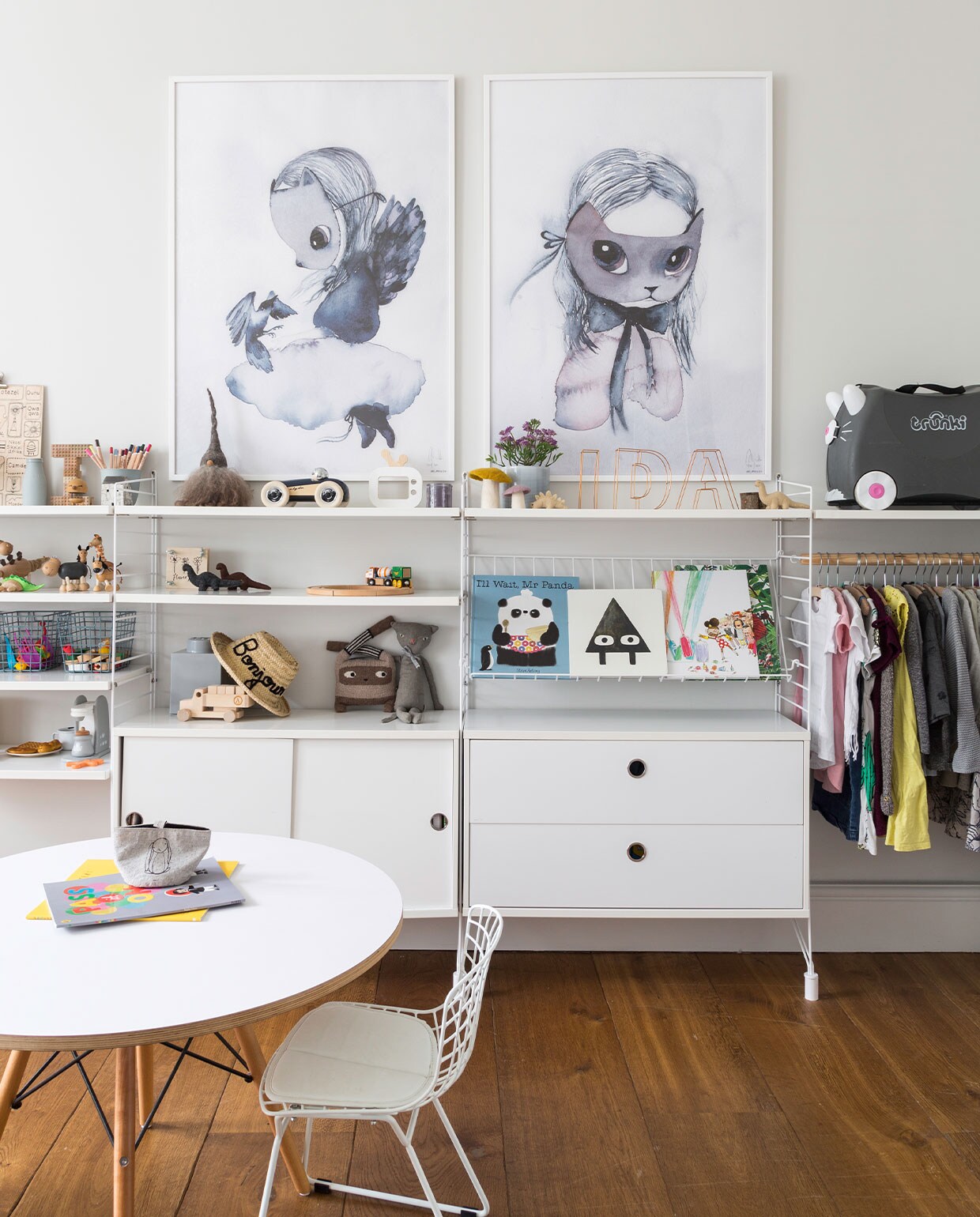 Opbergsysteem String van Really Well Made. Stoel Bertoia voor Knoll. Posters Mrs Mighetto. Koffer Trunki. Onderstel tafel Stone Butterfly met zelfgemaakt blad van multiplex. Koperen letters Hobbycraft. Overig onbekend. vtwonen 05-2022 | productie Living Inside | fotografie Kasia Fiszer