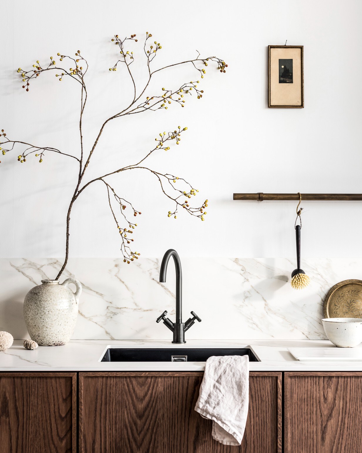 Red en blue kraan met verschillende functies: koud, heet, plat en bruisend water prijs op aanvraag (grohe.nl). Glazen met messing omhulsel van Nordal (vtwonen.nl). Theepot (nordal.eu). vtwonen 2019-01 | fotografie Sjoerd Eijkelmans
