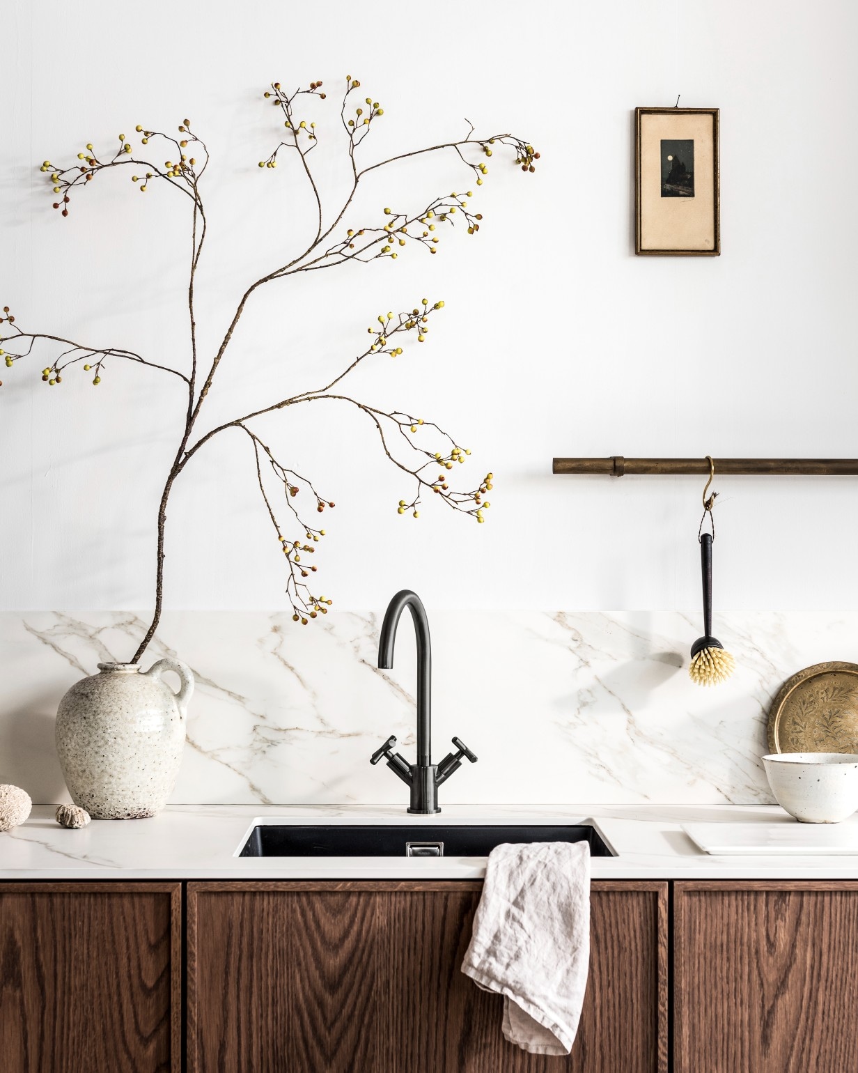 Red en blue kraan met verschillende functies: koud, heet, plat en bruisend water prijs op aanvraag (grohe.nl). Glazen met messing omhulsel van Nordal (vtwonen.be). Theepot (nordal.eu). vtwonen 01-2019 | fotografie Sjoerd Eijkelmans
