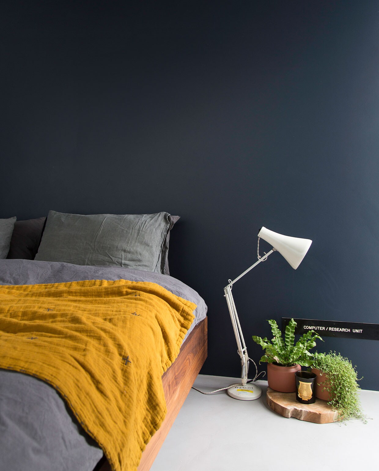 Muurverf Matt Emulsion Basalt van Little Greene. Bed Zeitraum. Dekbedovertrek Merci, sprei Numero 74. Lamp Anglepoise. Overig onbekend. vtwonen 05-2022 | productie Living Inside | fotografie Kasia Fiszer