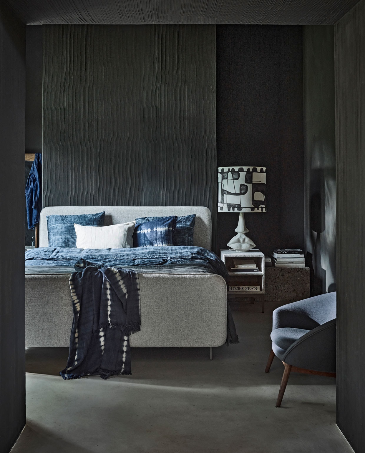 Boxspring Lifestyle by vtwonen Pepper vanaf € 1650,- (140×200 cm), nachtkastje Cumin met twee vakken, 45x45x62 cm (lxbxh) vanaf € 159,-, verkrijgbaar met verschillende stoffen en kleuren. Hier uitgevoerd met optioneel voetbord, stof Infinity Shell, metalen frame in kleur Champagne en poot Angle. M.m.v. nordal.eu (spiegel, wit linnen kussen), goeds.nl (fauteuil), anouk.com (schemerlampen), hm.com (tye-dye plaid en kussens). vtwonen 10-2021 | styling Cleo Scheulderman | fotografie Jeroen van der Spek | productie Tanja Saarberg | assistentie Krystel Jane Robinson
