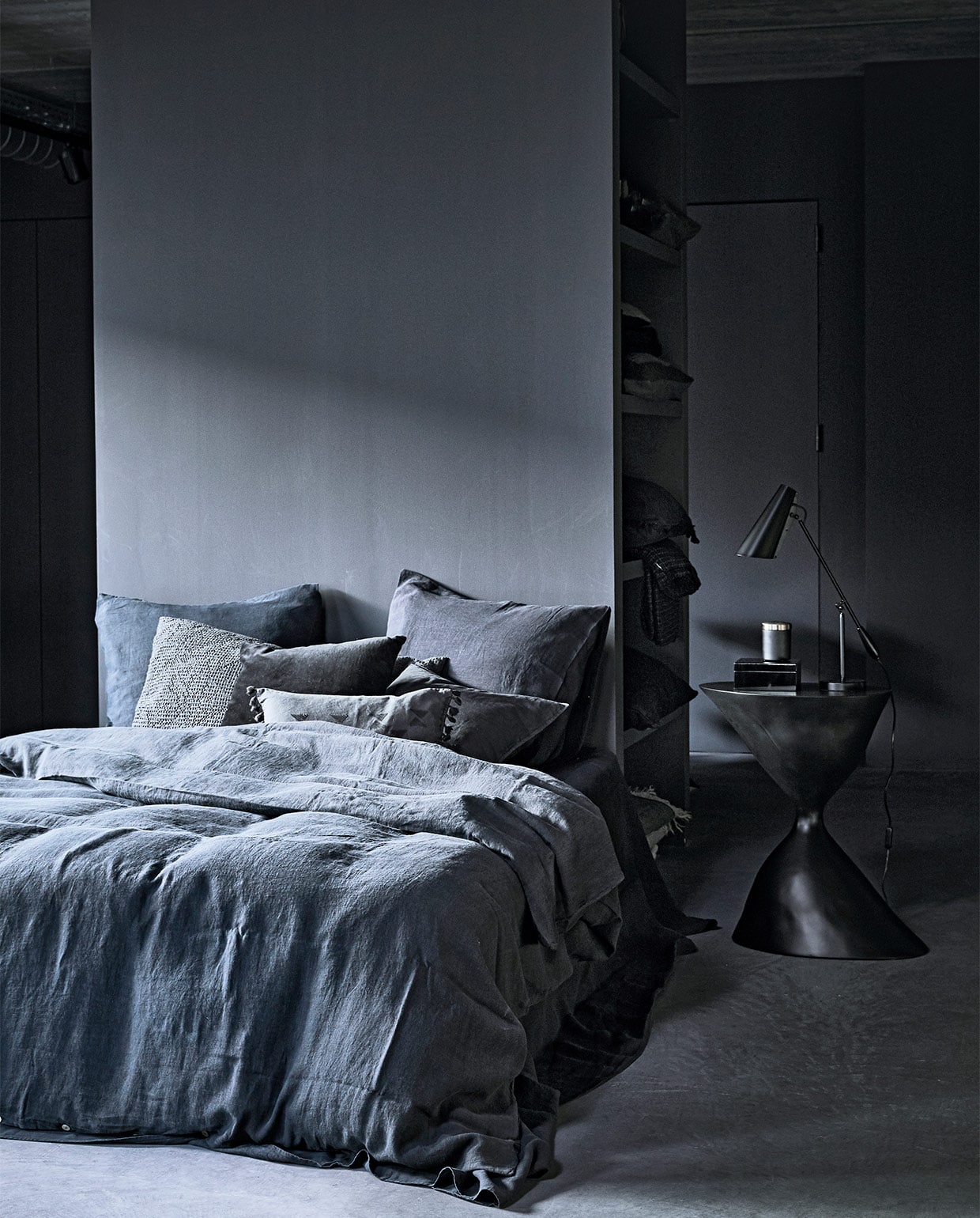 Zwart linnen laken van Linge Particulier, 320x270 cm € 225,-, linnen dekbed­overtrek, 240x220 cm € 310,-, linnen kussenslopen, 65x65 cm € 37,- (couleurlocale.eu). Leeslamp Birdy € 299,- (goeds.nl). Zwart rechthoekig kussen met franjes, 60x40 cm € 24,-, zwart fluwelen kussen, 50x50 cm € 26,50 (madamstoltz.dk). Zwarte linnen kussen-hoes, 50x50 cm € 9,99, rechthoekige antraciet kussenhoes met wafelstructuur, 90x50 cm € 14,99, zwart houten doosje € 24,95 (hm.com). Zwart rond potje met gouden deksel € 21,80 (nordal.eu). Bijzet-tafel van gegoten kunststof, 55x36x60 cm (lxbxh) € 1045,- (mvninteriors.com). vtwonen 04-2019 | styling Cleo Scheulderman | fotografie Jeroen van der Spek