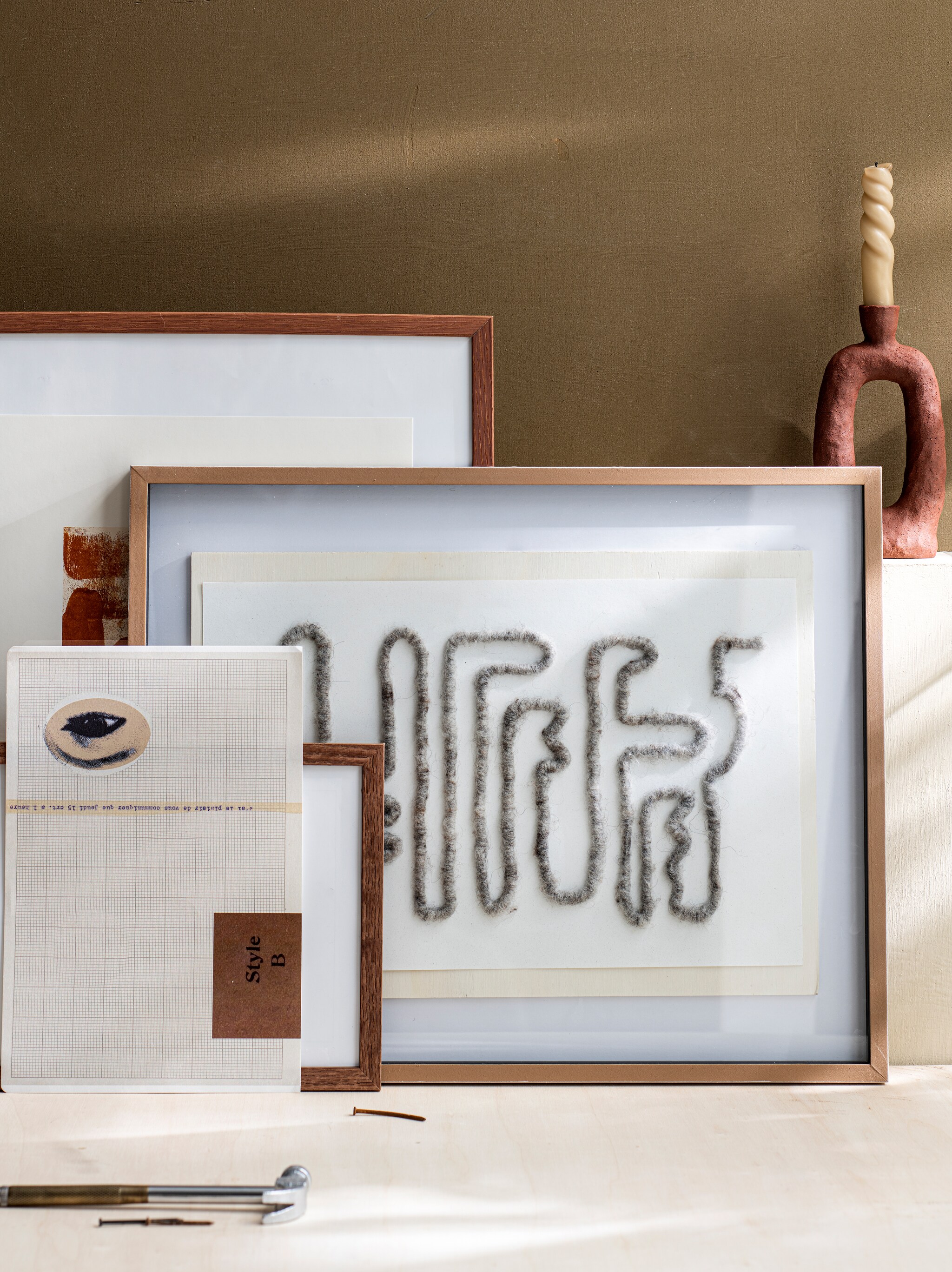 Art print Earth 02 € 49,-, lijst Dark Oak vanaf € 19,-, kandelaar van Malwina Kleparska € 120,- (thefinestore.com). Overig privébezit. vtwonen 08-2022 | styling Myla Griese | Fotografie Louis Lemaire