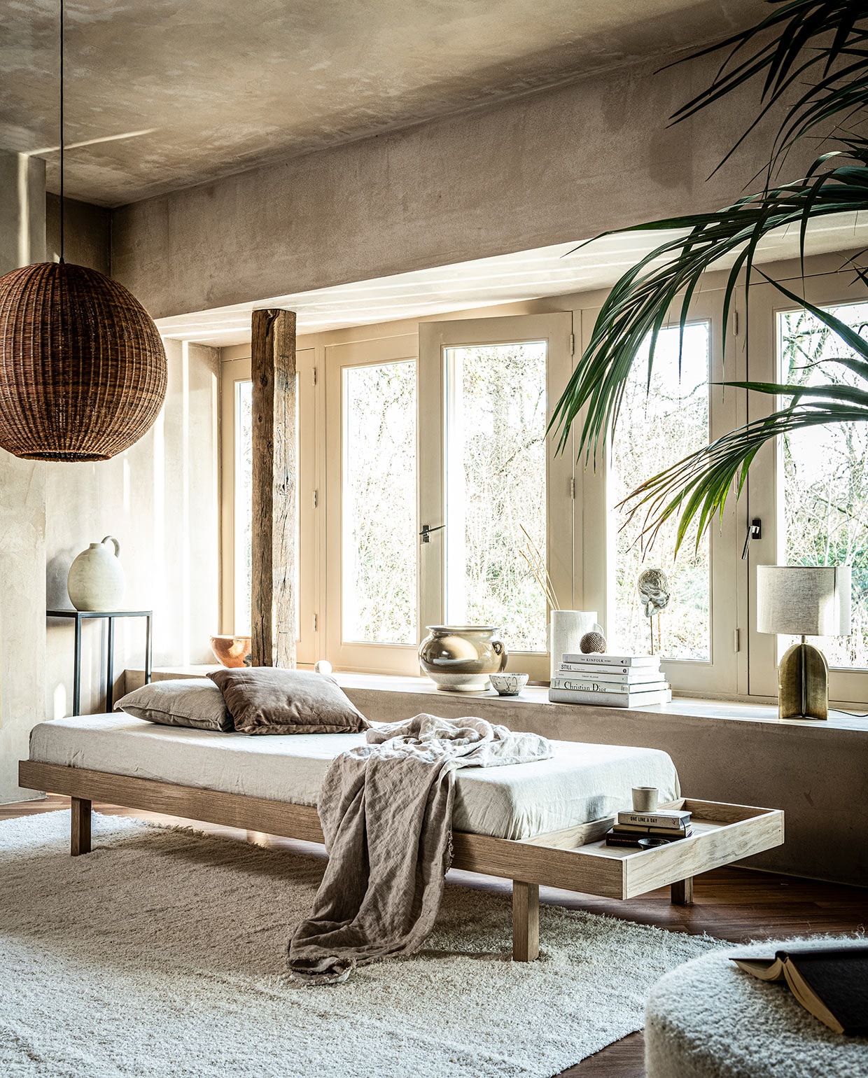 Witte, gespikkelde vaas van HKliving € 34,95 (vtwonen.nl). Vloerkleed 200x300 cm € 169,-, linnen deken 140x190 cm € 79,99, lamp met goudkleurige metalen voet € 89,99, verwassen linnen onderlaken € 45,99, bruine pot met oortjes € 59,99 (zarahome.com). Beige aardewerken vaas met darius oortjes van Urban Nature Culture € 49,99 (sissy-boy.com). Overig privébezit. vtwonen 04-2021 | styling Kim van Rossenberg | uitvoering daybed Richard van Meerveld | fotografie Sjoerd Eickmans