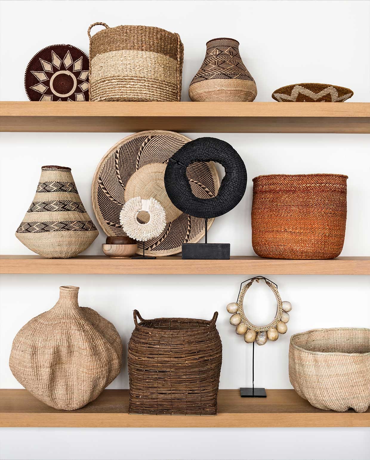 Eikenhouten planken prijs op aanvraag (Amsterdamsche Fijnhouthandel). Onderste plank van links naar rechts: Bulawayo Gourd basket € 72,- (boxworx.nl). Mand met hengsels € 43,95 (Storebror). Mand van palmblad uit Zimbabwe € 109,-(Couleur Locale). Ornament privébezit. Middelste plank van links naar rechts: Bing Gourd pot € 65,-, Binga schaal € 39,50 (boxworx.nl). Wit ornament met schelpen € 59,95, ornament met zwart hout € 79,95, houten schaaltje € 9,95, kokosschaaltje € 3,25, steenoranje mand per set van 3 € 269,- (HK Living). Bovenste plank van links naar rechts: Zienzele mand links en rechts vanaf € 29,95 (Couleur Locale). Mand met drie kleurstroken uit set van 2, 40x40x40 cm en 36x36x38 cm € 79,90 (HK Living). Binga Gourd pot uit Zimbabwe € 65,- (boxworx.nl). vtwonen 02-2018 | styling Marianne Luning | fotografie Stan Koolen