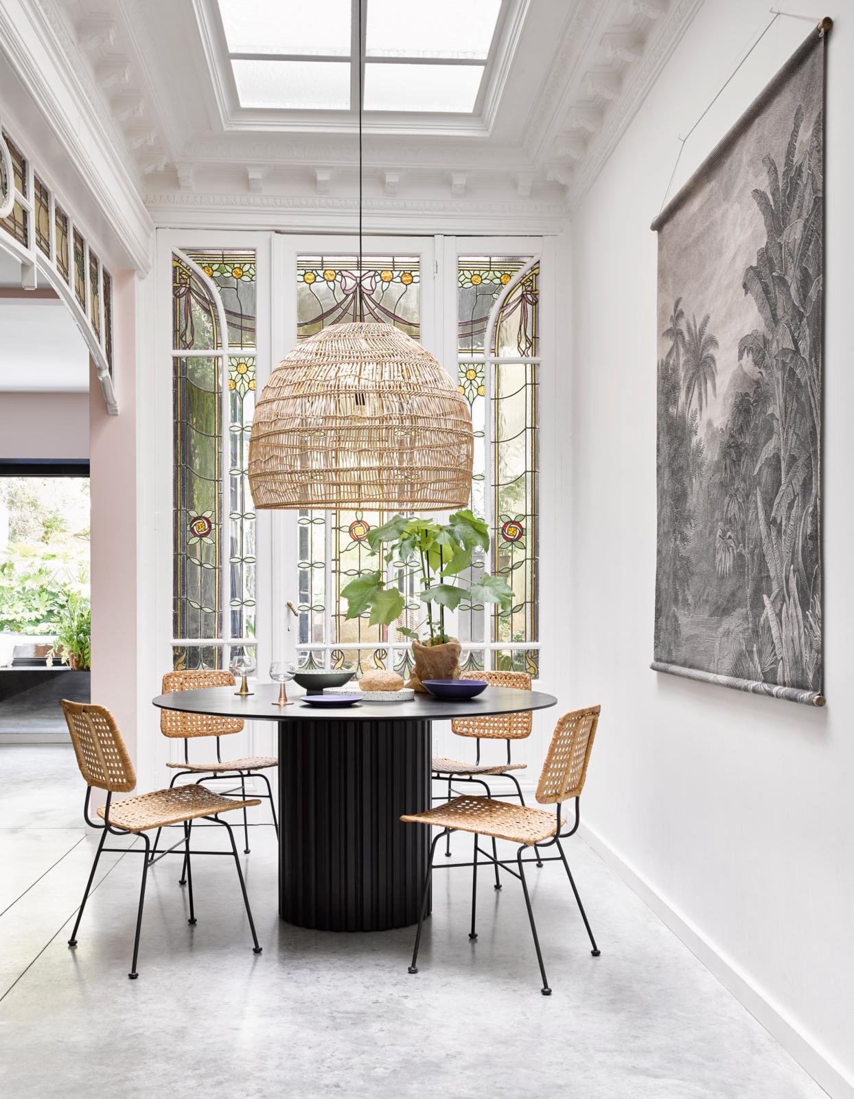 Eetkamerstoel rotan met metaal € 239,-, hanglamp Wicker, riet, 50×60 cm (hxb) € 295,- en eettafel Pilar, 75×140 cm (hxb) € 895,- Overig privébezit. vtwonen 05-2020 | Fotografie Alexander van Berge, productie Corrien Flohil