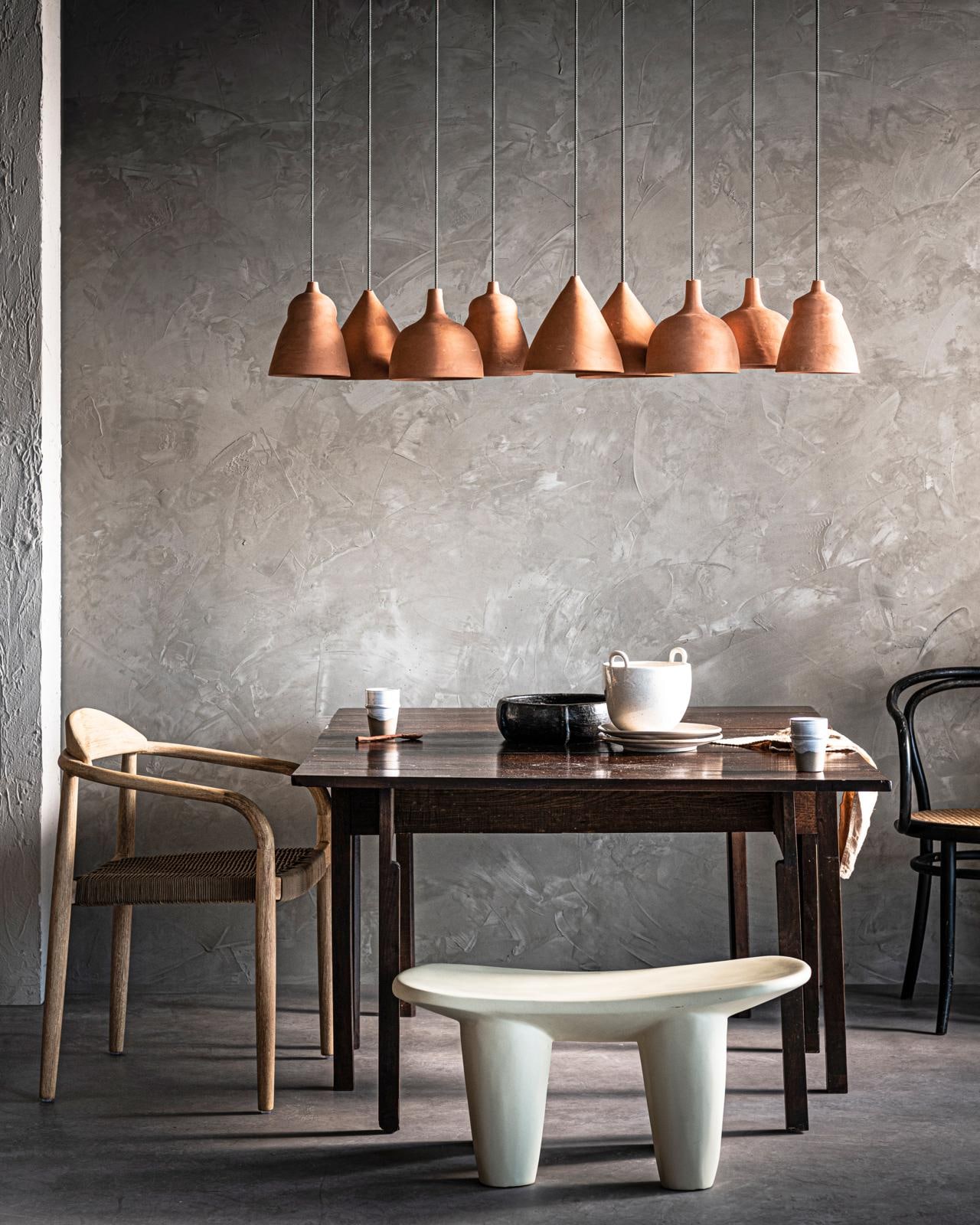 Wand bewerkt met Marrakech Walls in Dried Clay (pure-original.nl). Hanglampen in 3 verschillende vormen, € 29,- per stuk excl. pendel, polyester kruk African Stool in light ivory € 239,-, mokken € 11,- per stuk, borden € 29,- per stuk (householdhardware.nl). Antieke eettafel € 475,- (burbri.nl). Stoel Nina van Kave Home € 200,- (vtwonen.nl). Witte schaal Speckle Pot € 55,- (fermliving.com). Zwarte schaal Ran € 69,-, camel-kleurig linnen servet van Linge Particulier € 12,- (couleurlocale.eu). Zwarte stoel privébezit. vtwonen 03-2021 } Fotografie Sjoerd Eickmans, styling Marlies Does