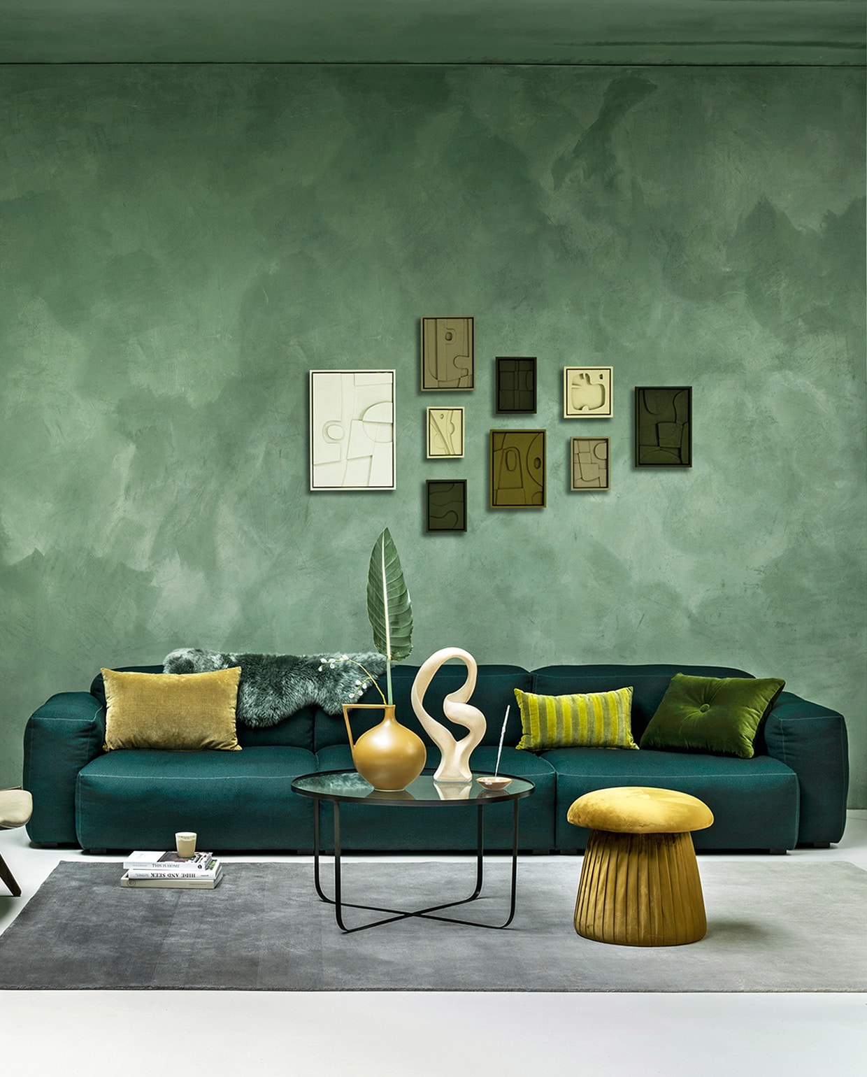 Wollen elementenbank van Hay, 74,6×95,5 cm (dxb), schapenvacht (eijerkamp.nl). Vloerkleed 200×300 cm, leren Knitting stoel van Menu (kasstoor.nl). Schapenwollen Knitting stoel van Menu (designtales.nl). Salontafel van glas en staal van Bloomingville, velours poef van Bloomingville, mosgroen velours kussen van Hay, vaas van HKliving, wit object van Bloomingville (vtwonen.nl). Berber zitpoef (elramlahamra.nl). Metalen vloerlamp Handvark (goeds.nl). Kunst aan de muur van Edith Beurskens(edithbeurskens.com). Okergeel velours kussen, gestreept velours kussen, zandkleurige beker (hkliving.nl). Waxinelichthouder, wierook (sukha.nl). Kalkverf Lagune(cartecolori-dialma.nl). Overig privébezit. JA | vtwonen 01-2021 | styling Marianne Luning | fotografie Stan Koolen