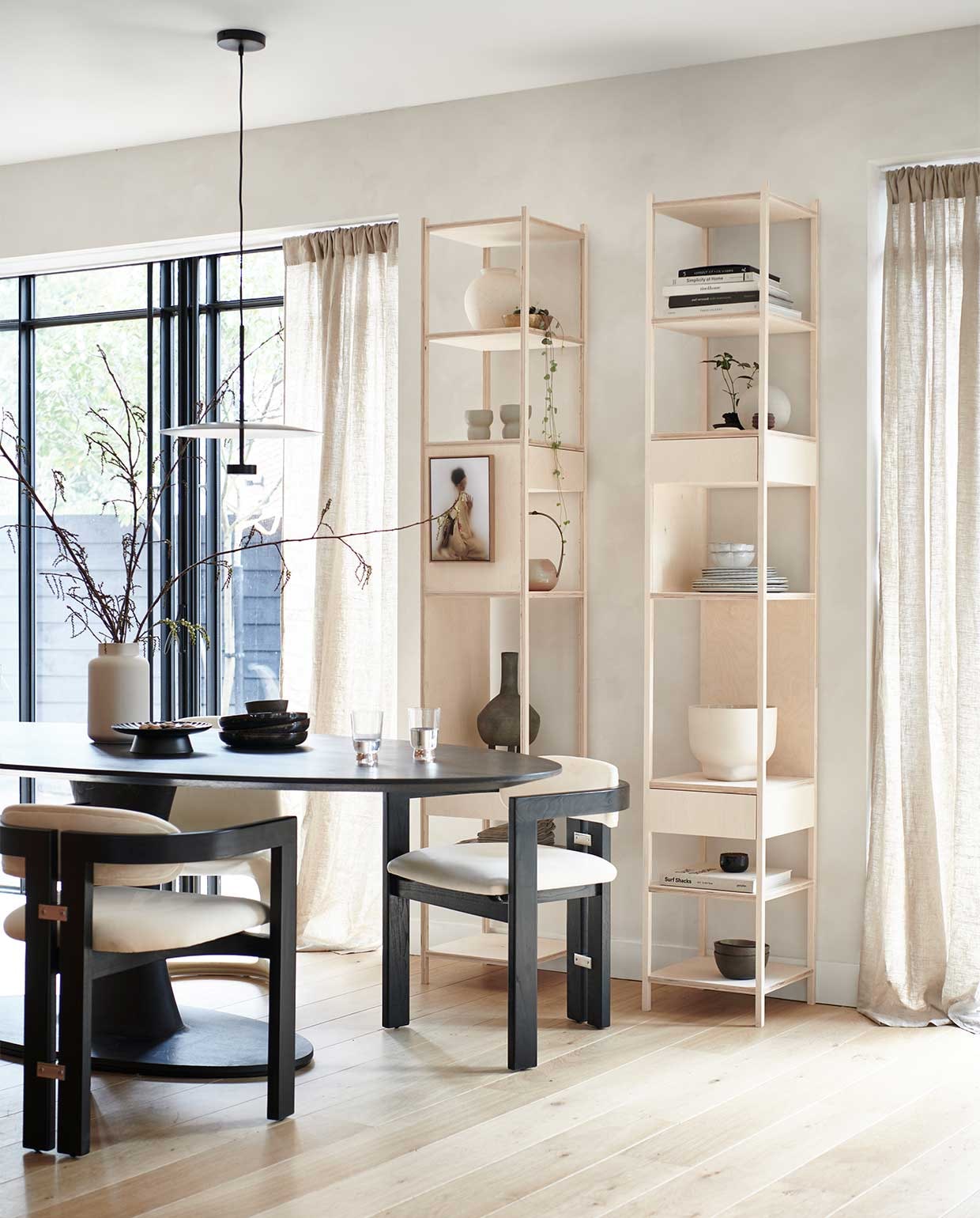 Eetkamerstoelen Nouveau in Blackwash Mahogany € 500,-, zwarte teakhouten kom € 49,95, grijze vaasjes in 2 maten vanaf € 22,-, bruine keramieken schaaltjes vanaf € 10,50 (mimiettoi.com). Hanglamp Reflection van Bolia, 40 cm (Ø) € 379,-, glazen Ottolenghi Feast van Serax, set van 2 € 40,99, zwart taartplateau Inku van Serax, 24 cm (Ø) € 44,-, wit servies Inku van Serax, 12-delig € 199,-, zwarte diepe borden van Serax, 23 cm (Ø) € 29,- (vtwonen.nl). Witte aardewerken vaas met textuur, 20,5 cm (Ø) € 39,99, stenen bal, 15 cm (Ø) € 49,99 (zarahome.com). Beige bloempot Forma, 13,5×15 cm (hxØ) € 80,-, beige vaas Forma, 26×16 cm (hxØ) € 87,-, linnen servetten, set van 4 € 41,-, linnen tafellaken, 140×320 cm € 148,- (bolia.com). Linnen gordijnen, set van 2 € 49,99 (hm.com). Overig privébezit. vtwonen 06-2022 | styling Kim van rossenberg | uitvoering Richard van Meerveld | fotografie Sjoerd Eickmans