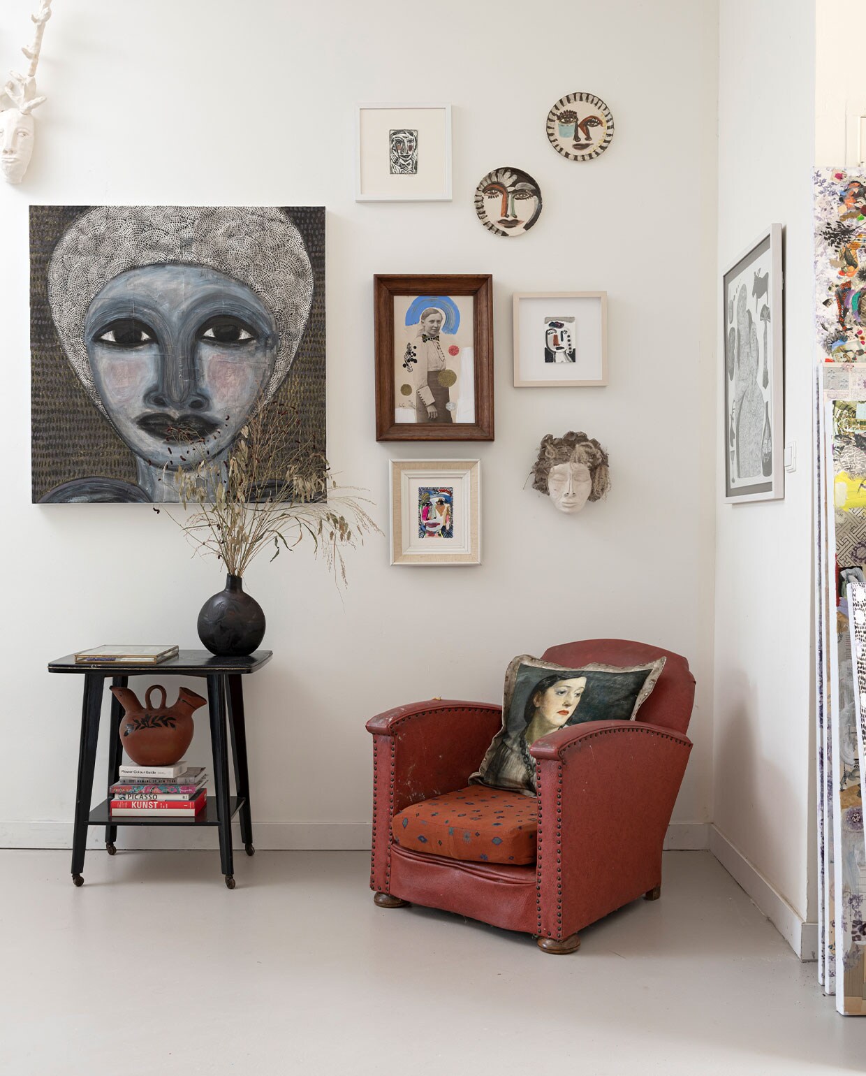 Schilderijen, borden en keramiek gemaakt door Noor. Tafel op straat gevonden. Stoel gekregen. Kussen Isabel Swarmhome. Vazen Noordermarkt Amsterdam. vtwonen special binnenkijken 12-2021 | styling Sharon Roest | fotografie Caroline Martinot