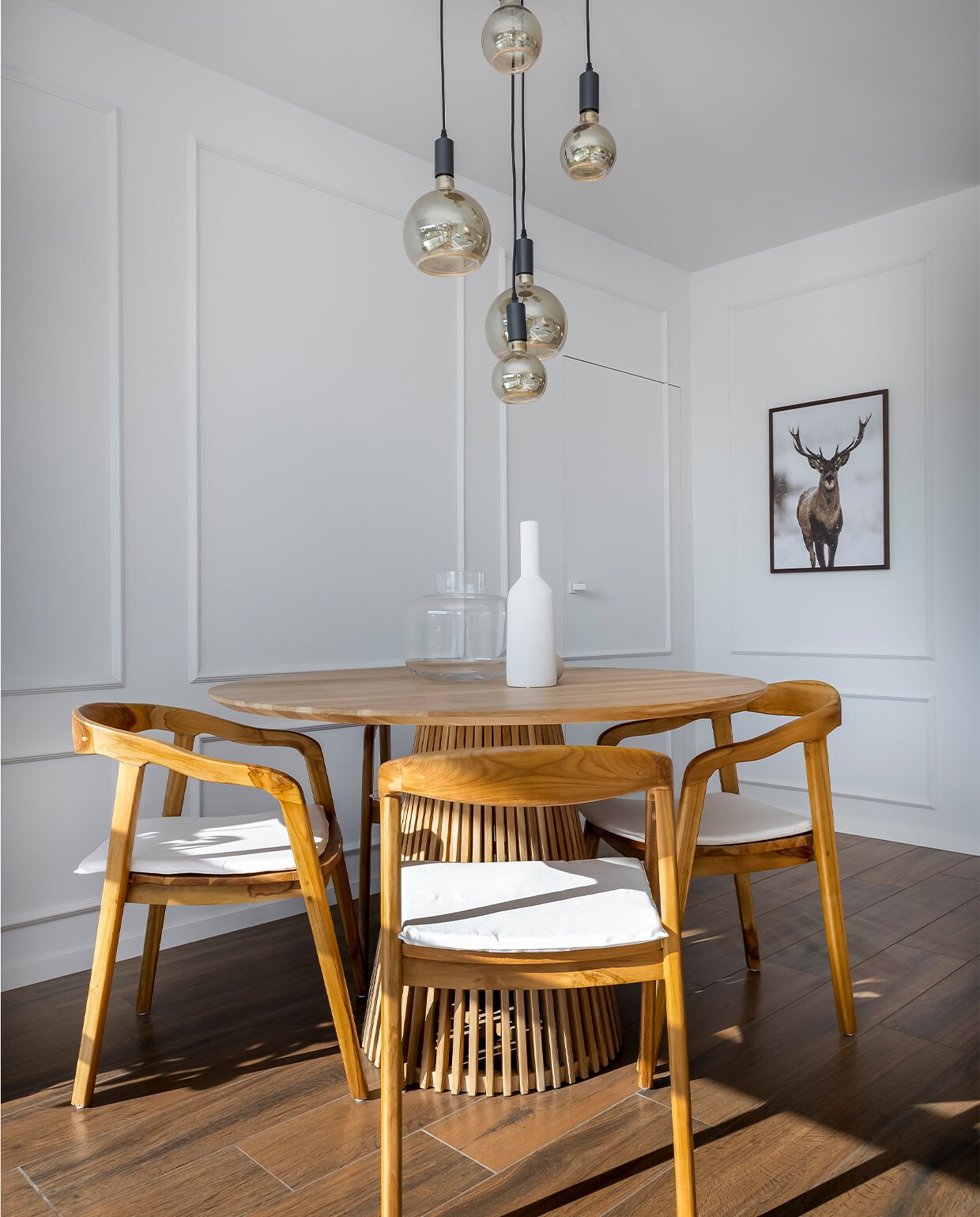 Eettafel Westwing, stoelen Karwei. Hanglamp Atmooz, ingelijste hertenfoto Posterstore. Glazen vaas H&amp;M Home, witte vaas Kwantum. Sierlijsten Gamma. Vergelijkbare vloertegels Jan Groen. vtwonen 5-2022 | styling Niki Vanhoof | fotografie Henny van Belkom