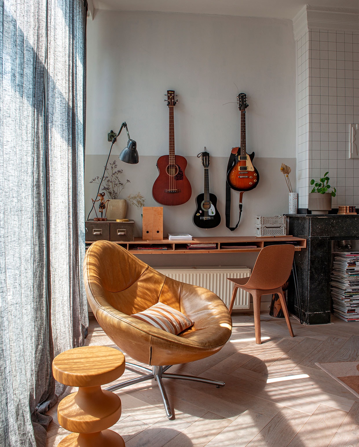 Fauteuil Hidde van Label, kruk Karwei, bureau zelfgemaakt.Linnen gordijnen en stoel Ikea, vintage Bauhaus wandlamp uit een Duitse fabriek via Marktplaats. Overig onbekend. vtwonen DIY special 04 | styling Jeske Weel | fotografie Caroline Coehorst