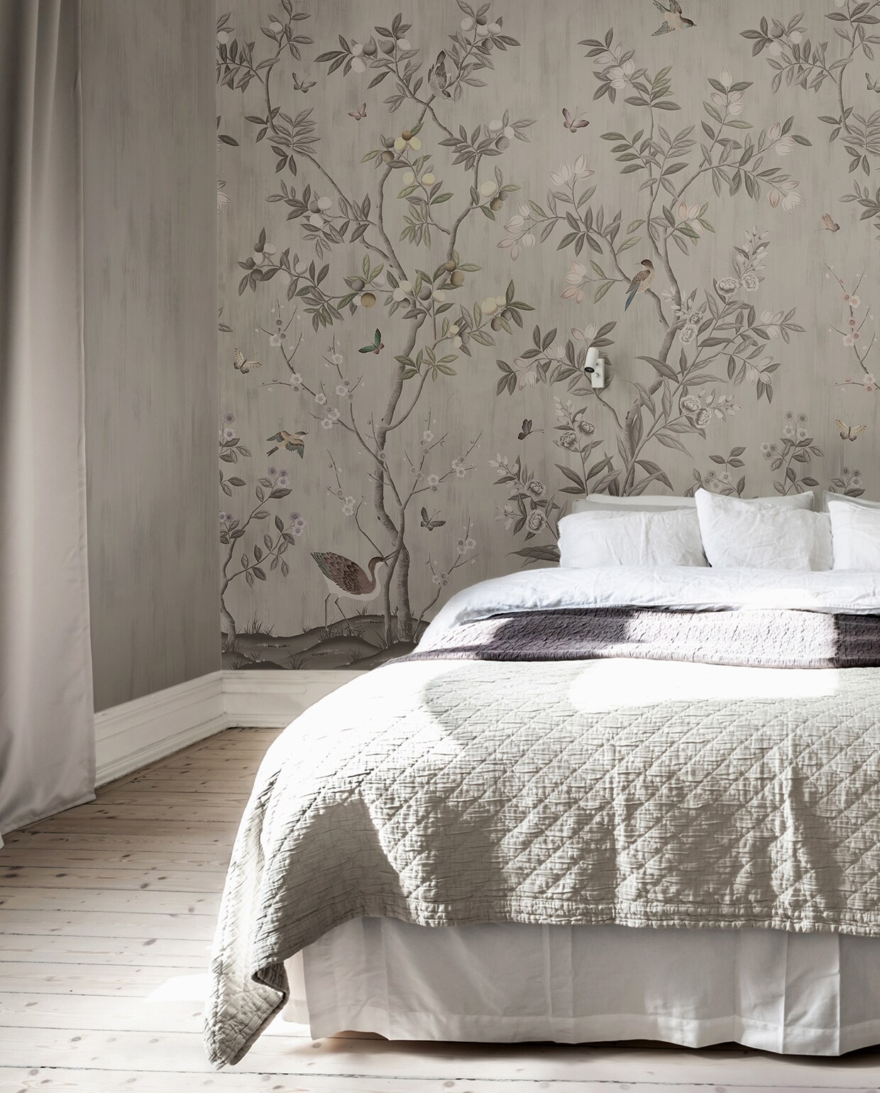 Behang op maat Chinoiserie Chic in powder beige (rebelwalls.com). vtwonen 03-2020 stof verf &amp; behang | styling Danielle Verheul | fotografie Sjoerd Eickmans