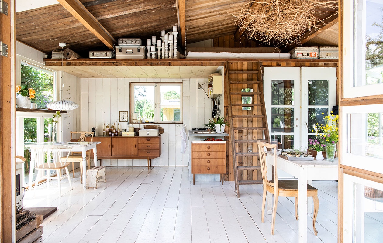 Vloer gemaakt van gevonden planken, tafel Van Dijk &amp; Ko, bord met tekst gemaakt door Simone, tegels Kringloop De Driesprong, gieter Kringloop Vintage &amp; More, potjes Salie Leiden, houten kist winkelgloria.nl. Planten: pannenkoekplant, stek fluweelboom, lupine, tomaat. vtwonen tuin special 5 | productie Insidehomepage | styling Myla Griese | fotografie Louis Lemaire