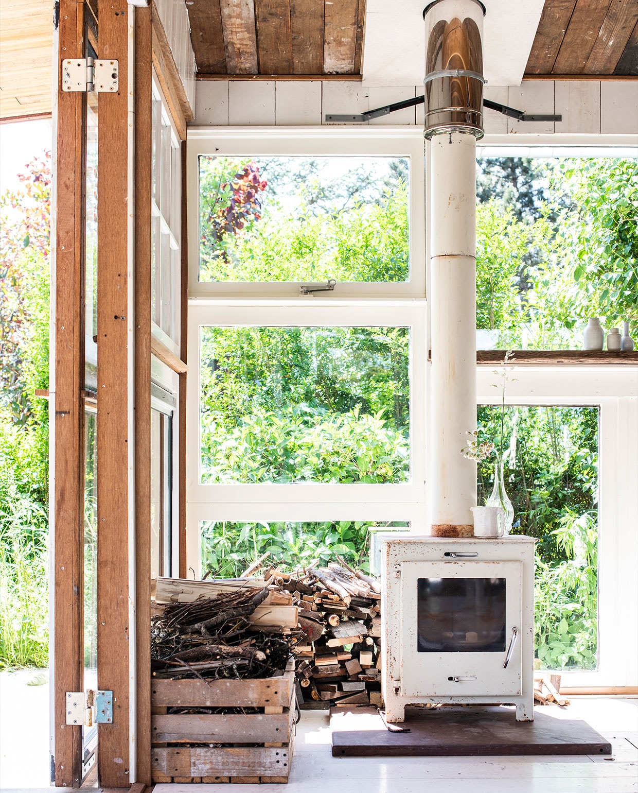 Houtkachel Karwei, kist gemaakt door de tweelingbroer van Martin, te bestellen via winkelgloria.nl. vtwonen tuin special 5 | productie Insidehomepage | styling Myla Griese | fotografie Louis Lemaire