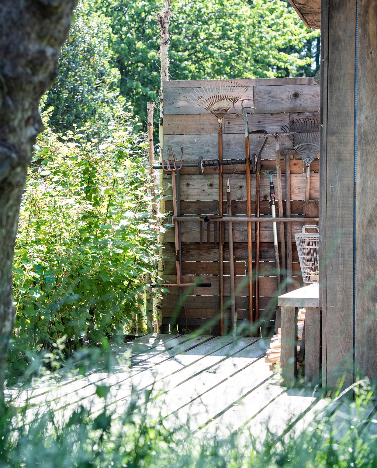De schutting doet dienst als opslagplek voor tuingereedschap. vtwonen tuin special 5 | Productie Insidehomepage | Styling Myla Griese | Fotografie Louis Lemaire
