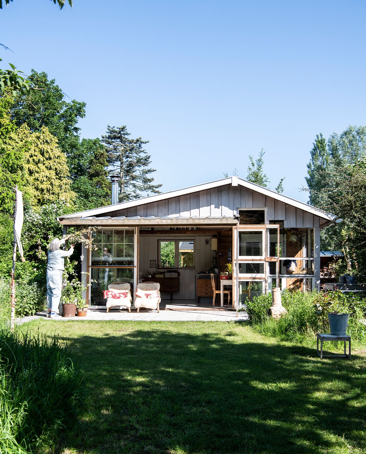 Het zomerhuis is door Martin gebouwd van gerecyclede bouwmaterialen en staat op een stuk grond van 300 m2. . vtwonen tuin special 5 | Productie Insidehomepage | Styling Myla Griese | Fotografie Louis Lemaire