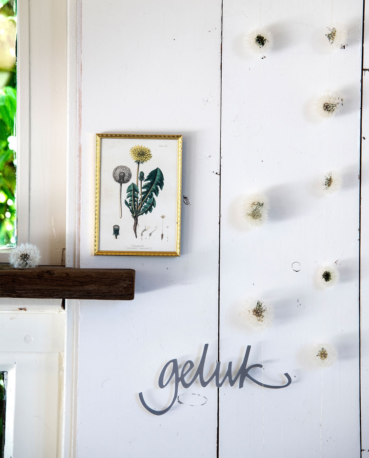 Woord Geluk handgemaakt van zink, 19×9 cm € 95,- (winkelgloria.nl). vtwonen tuin special 5 | Productie Insidehomepage | Styling Myla Griese | Fotografie Louis Lemaire