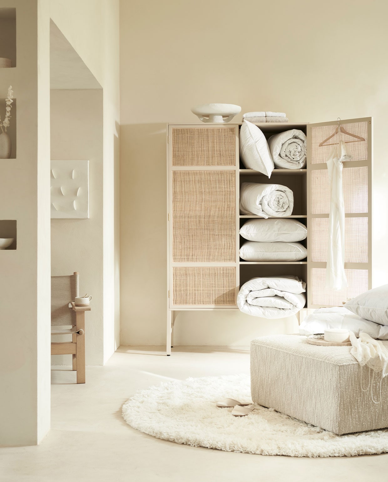 Diverse onderdelen uit de beddengoed collectie.M.m.v. guldurgun.com (kunstwerk van Studio Rose x Studio AnoukB), vtwonen.nl (kast van HKliving, vloerkleed van Linie Design), designtales.nl (fauteuil van Fredericia, poef van Menu), paviljoennoord.com (papier-maché schaal op poot, linnen dekbedovertrekken), zarahome.com (zijden nachtjapon, zijden top, zijden instappers, keramieken pot met deksel), letoile.store (ovale keramieken vaas, mok, travertin dienblad). Overig privébezit. vtwonen 07-2022  | Styling Danielle Verheul | Fotografie Sjoerd Eickmans | Productie Tanja Saarberg | Assistentie Sanne Ketelaar\n