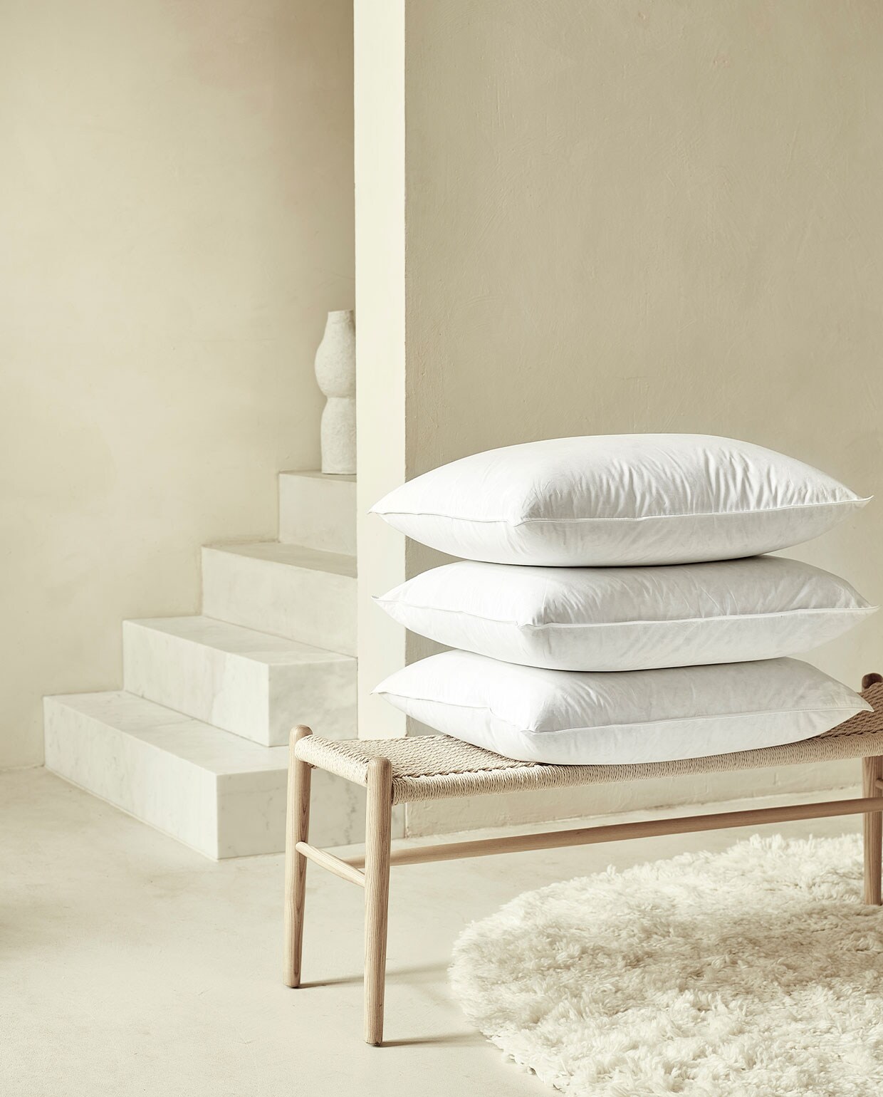 Diverse onderdelen uit de beddengoed collectie.M.m.v. sissy-boy.com (bank), vtwonen.nl (keramieken vaas van BePureHome, vloerkleed van Linie Design). vtwonen 07-2022 | Productie Tanja Saarberg | Styling Danielle Verheul | Fotografie Sjoerd Eickmans | Assistentie Sanne Ketelaar\n