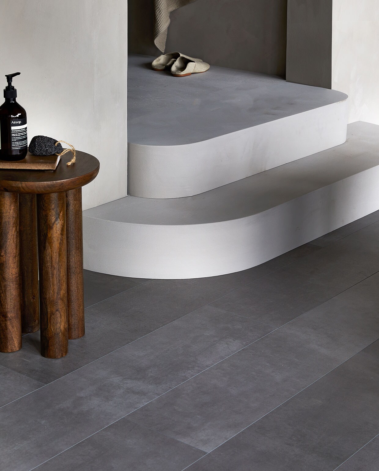 EVC-vloer Pebble, per m² € 63,99 vtwonen 07-2022 | productie Tanja Saarberg | styling danielle Verheul | fotografie Peggy Janssen | assistentie Kula van den Broek\n