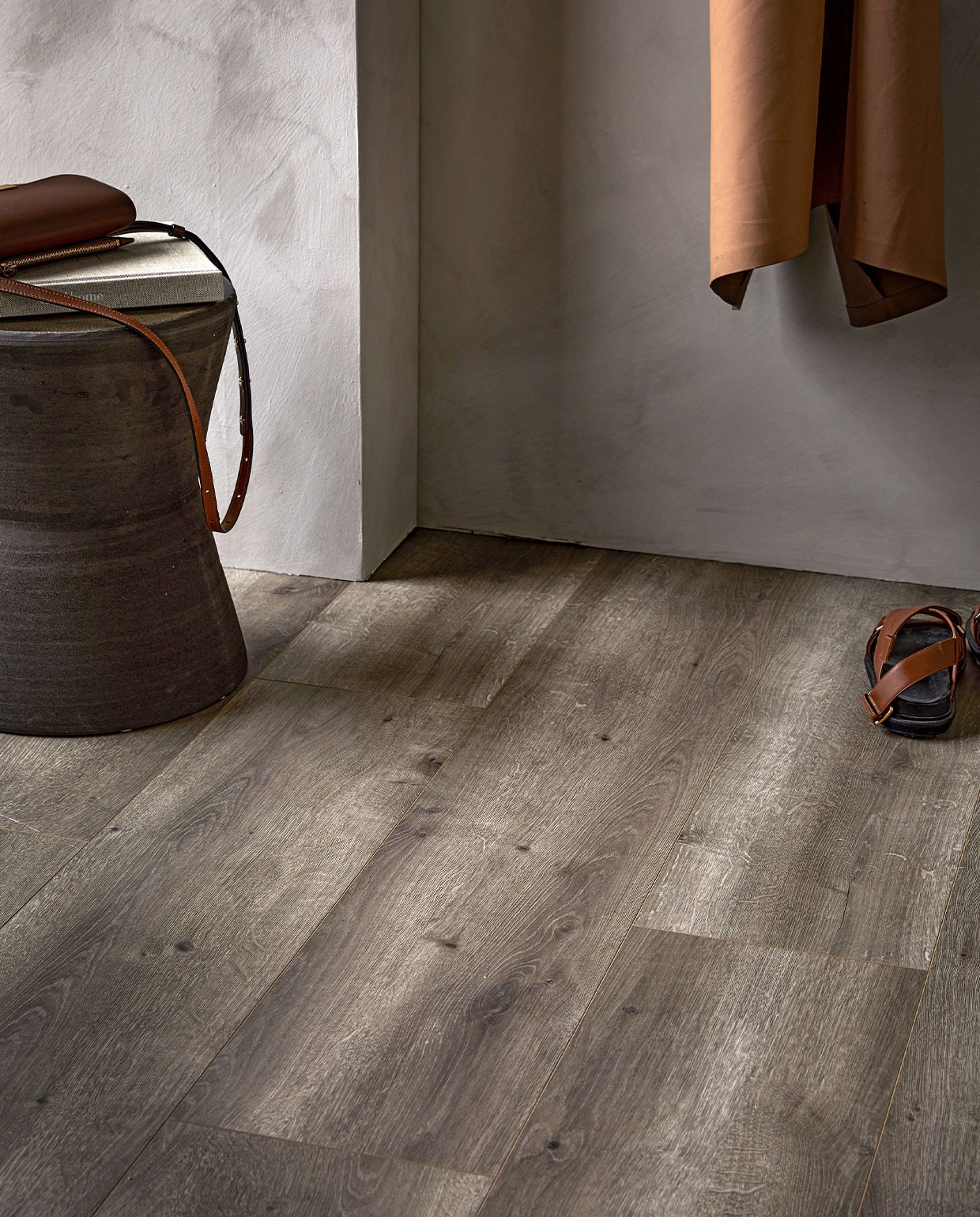 EVC-vloer Barley, per m² € 63,99 vtwonen 07-2022 | productie Tanja Saarberg | styling danielle Verheul | fotografie Peggy Janssen | assistentie Kula van den Broek\n