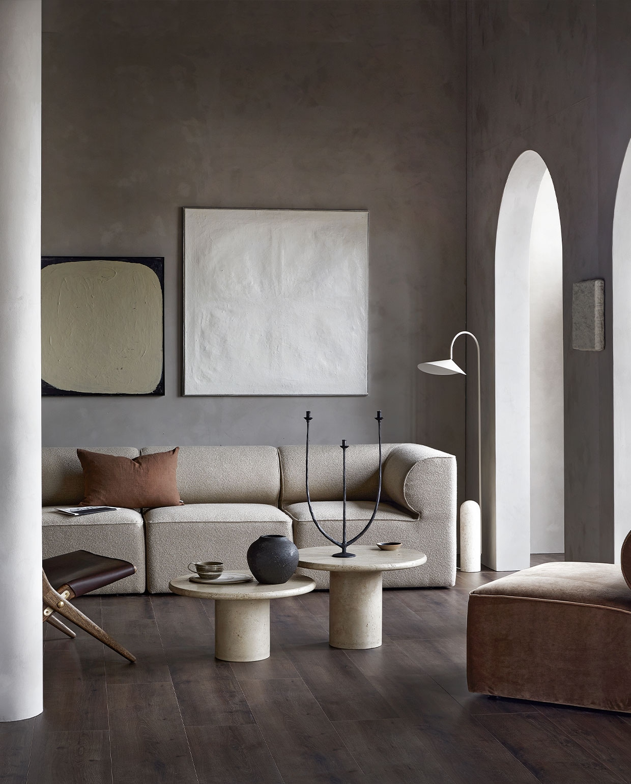 EVC-vloer Rye, per m² € 63,99M.m.v. pure-original.nl (muurverf Fresco in kleur Soft Taupe), loods5.nl (bank, fauteuil), vtwonen.nl (vloerlamp van Ferm Living), instagram.com/nixxvintageartdesign (schilderijen van Ans de Kruyf), designtales.nl (leren stoel), pietjonker.nl (set travertin salontafels), letoile.store (keramieken dienblad, keramieken mok, keramieken wierookhouder), zarahome.com (vaas), bymolle.com (linnen kussen in kleur Cacao), sissy-boy.nl (metalen kandelaar). Overig privébezit. vtwonen 07-2022 | productie Tanja Saarberg | styling danielle Verheul | fotografie Peggy Janssen | assistentie Kula van den Broek