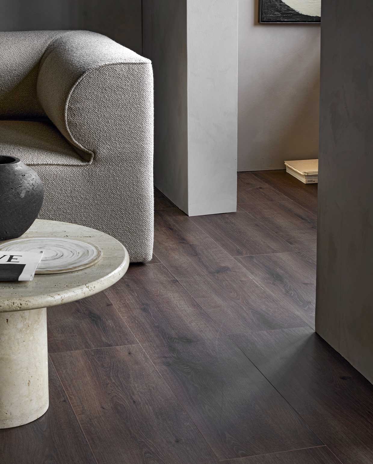 EVC-vloer Rye, per m² € 63,99 vtwonen 07-2022 | productie Tanja Saarberg | styling danielle Verheul | fotografie Peggy Janssen | assistentie Kula van den Broek\n
