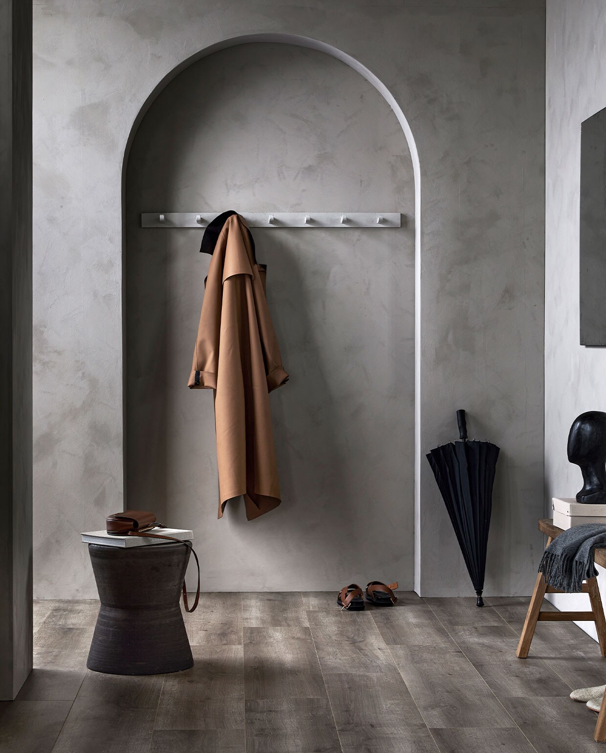 EVC-vloer Barley, per m² € 63,99 M.m.v. pure-original.nl (muurverf Fresco in kleur Soft Taupe), loods5.n (stenen kruk), nordal.eu (houten hoofd), paviljoennoord.com (spiegel). Overig privébezit. vtwonen 07-2022 | productie Tanja Saarberg | styling danielle Verheul | fotografie Peggy Janssen | assistentie Kula van den Broek\n