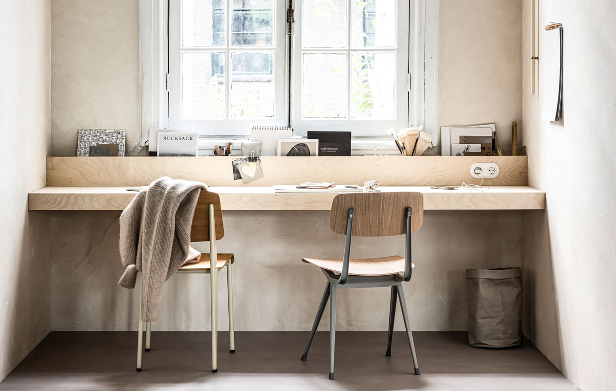 Muurverf kleur Bone (bauwerk.com.au). Wandlamp van Valerie Objects No5 Ivory 90×100 cm (bxh) (justhaasnoot.nl). Stellingkast Vittsjö 100×93 cm (bxh) (ikea.nl). Presse papier (meutt.nl). Bruin klein schaaltje, bruine bal, beige pot (sostrenegrene.com). Glazen Cone (kringloop). Potje met deksel licht taupe (hm.com). Luidspreker Marshall Acton wifi cream (coolblue.nl). Eetkamerstoel van Hay, esprossokopje Grod van Broste Copenhagen, bureauaccessoires nietmachine, schaar en plakbandhouder van Hay (vtwonen.nl). Stoel standard van Jean Prouvré eiken naturel (vitra.com). Vest (stories.com). Bureau-accessoires van Monograph: goudkleurige linialen, papieren prullenbak, grijze hoes iPad, papieren notieblok millimeters, grijze etui (housedoctor.com). Notitiemap (foodbrusher.com). Stopcontacten van Berker 1930 vanaf (klusspullen.nl). Novilon vtwonen vloer 2421 kleur Kiezel, 200 of 400 cm breed (vtwonen.nl/vtwonen-collectie). Boeken, kwasten, potloden privébezit.