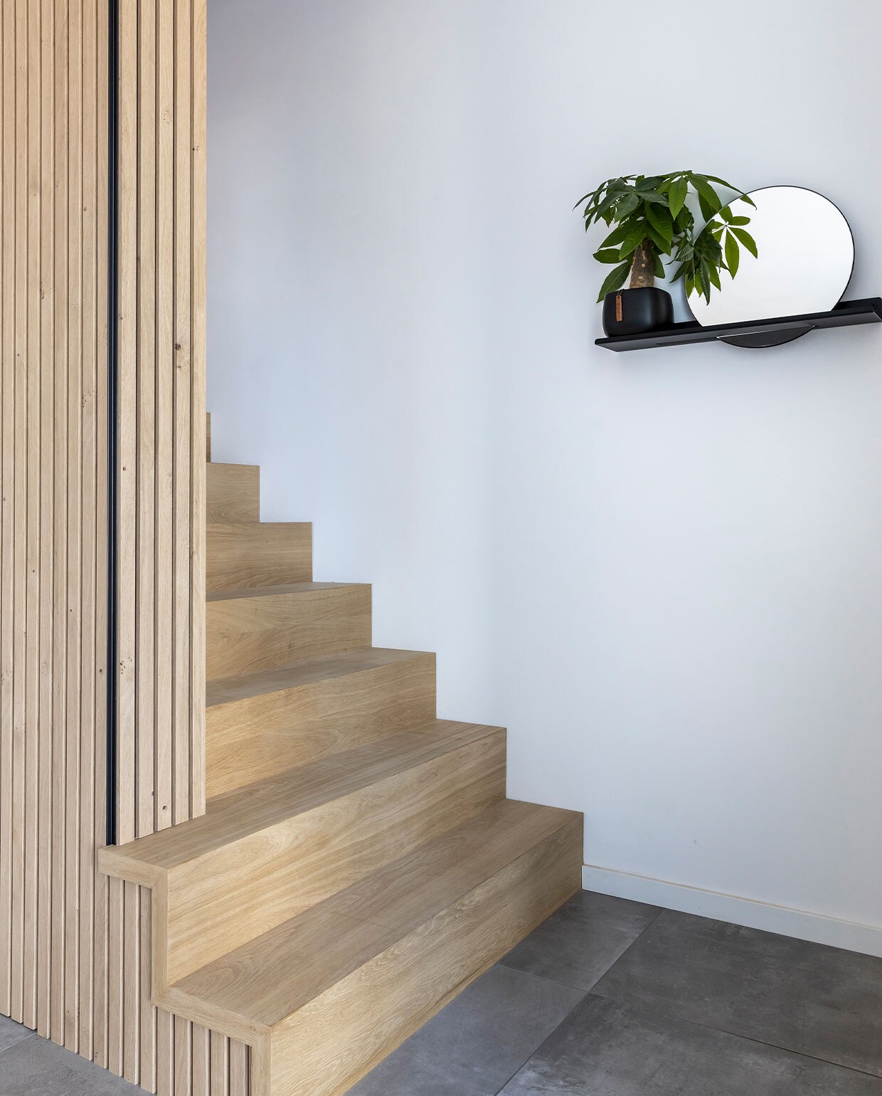 Panelen langs trap Maestro. Plank met spiegel Fink. vtwonen 5-2022 | styling Niki Vanhoof | fotografie Henny van Belkom