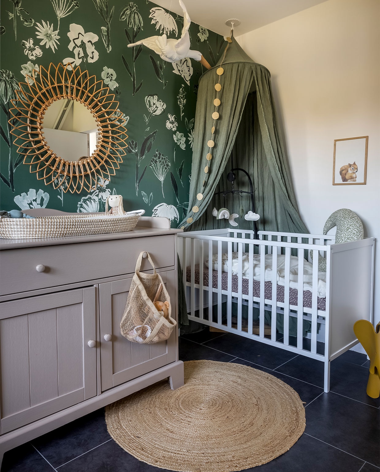 Commode Childhood, mand erop Kwantum. Behang Roomblush. Spiegel Xenos. Eend Ali Express. Hemeltje Jolijn. Slinger en maankussen zelfgemaakt. Babybed tweedehands. Mobile Carinosa. Zeegras kleed Kwantum. Kurktegels Praxis. Eekhoornprint Desenio. vtwonen 5-2022 | styling Niki Vanhoof | fotografie Henny van Belkom