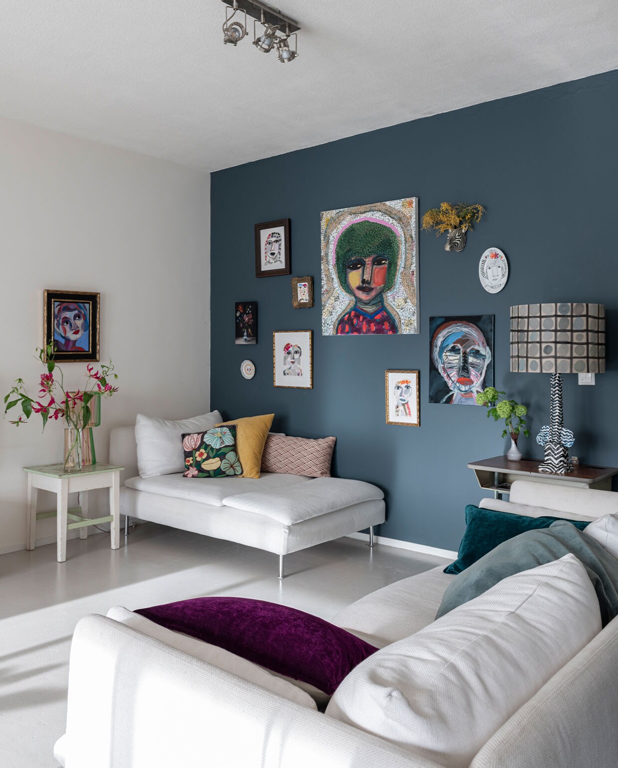 Bank en chaise longue Söderhamn Ikea. Kussens Sissy-Boy Homeland, Ikea en Alaloes Object &amp; Interieur. Bijzettafel Ivonne Old Furniture (Antwerpen). Draadlamp Kitsch Kitchen. Kunst Noor Huige, foto bloemstilleven Bas Meeuws. Overig onbekend. vtwonen special binnenkijken 12-2021 | styling Sharon Roest | fotografie Caroline Martinot