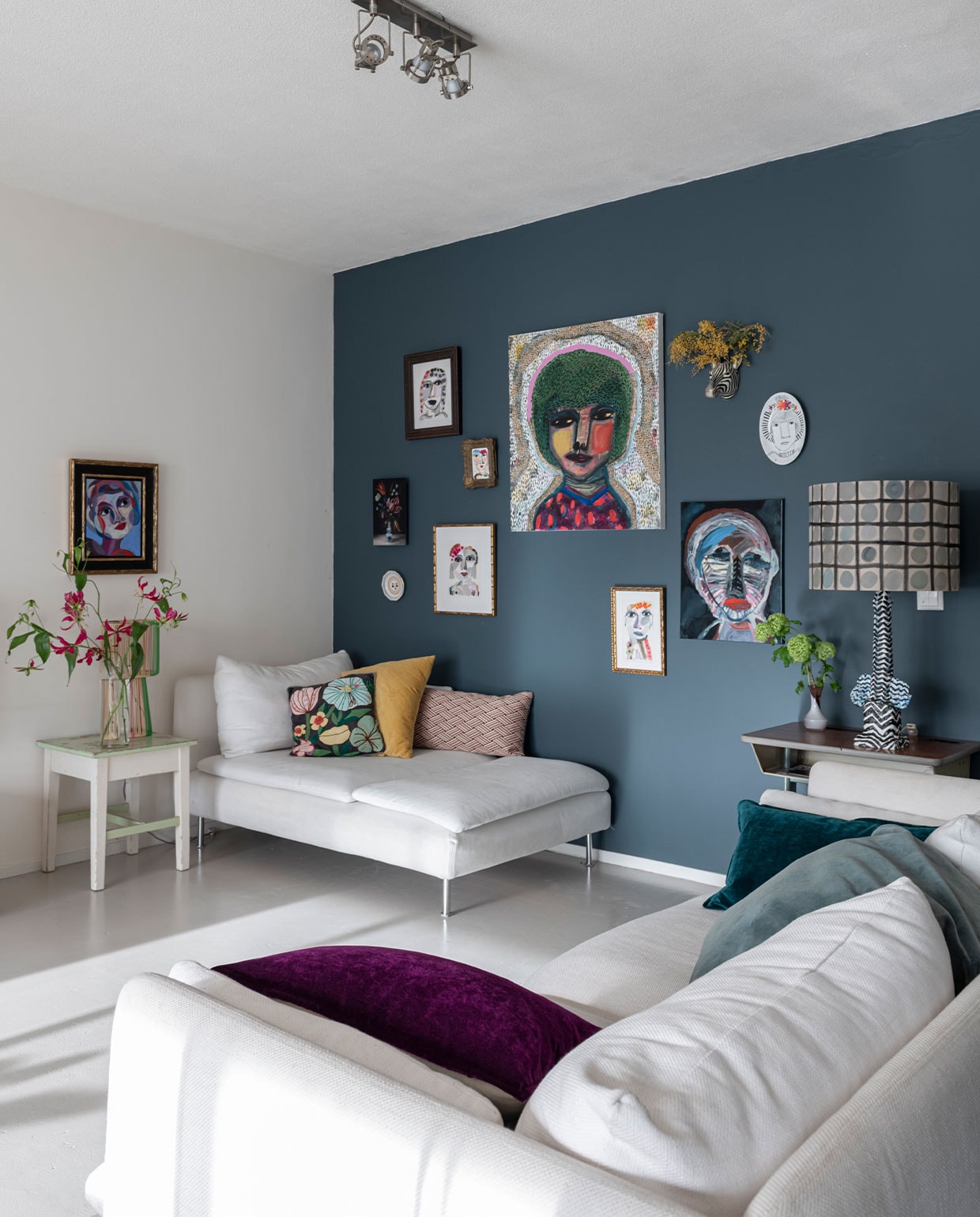 Bank en chaise longue Söderhamn Ikea. Kussens Sissy-Boy Homeland, Ikea en Alaloes Object &amp; Interieur. Bijzettafel Ivonne Old Furniture (Antwerpen). Draadlamp Kitsch Kitchen. Kunst Noor Huige, foto bloemstilleven Bas Meeuws. Overig onbekend. NEE | vtwonen binnenkijken special 12-2021 | Styling Sharon Roest | fotografie Caroline Martinot | tekst Eveline Stoel