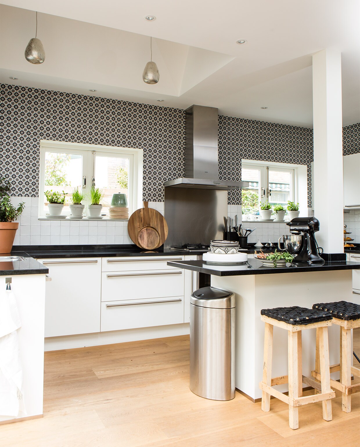 Was­­tafel Duravit, kranen Dornbracht. Mintgroen tegelwerk Appiani Anthologhia. Prullenbak Vipp. Lamp is onbekend. Kopje &amp;Klevering. De spiegelkast is van Intercodam., , JA | vtwonen weer verliefd op je huis, seizoen 4 aflevering 6 | styling Fietje Bruijn | fotografie Barbara Kieboom