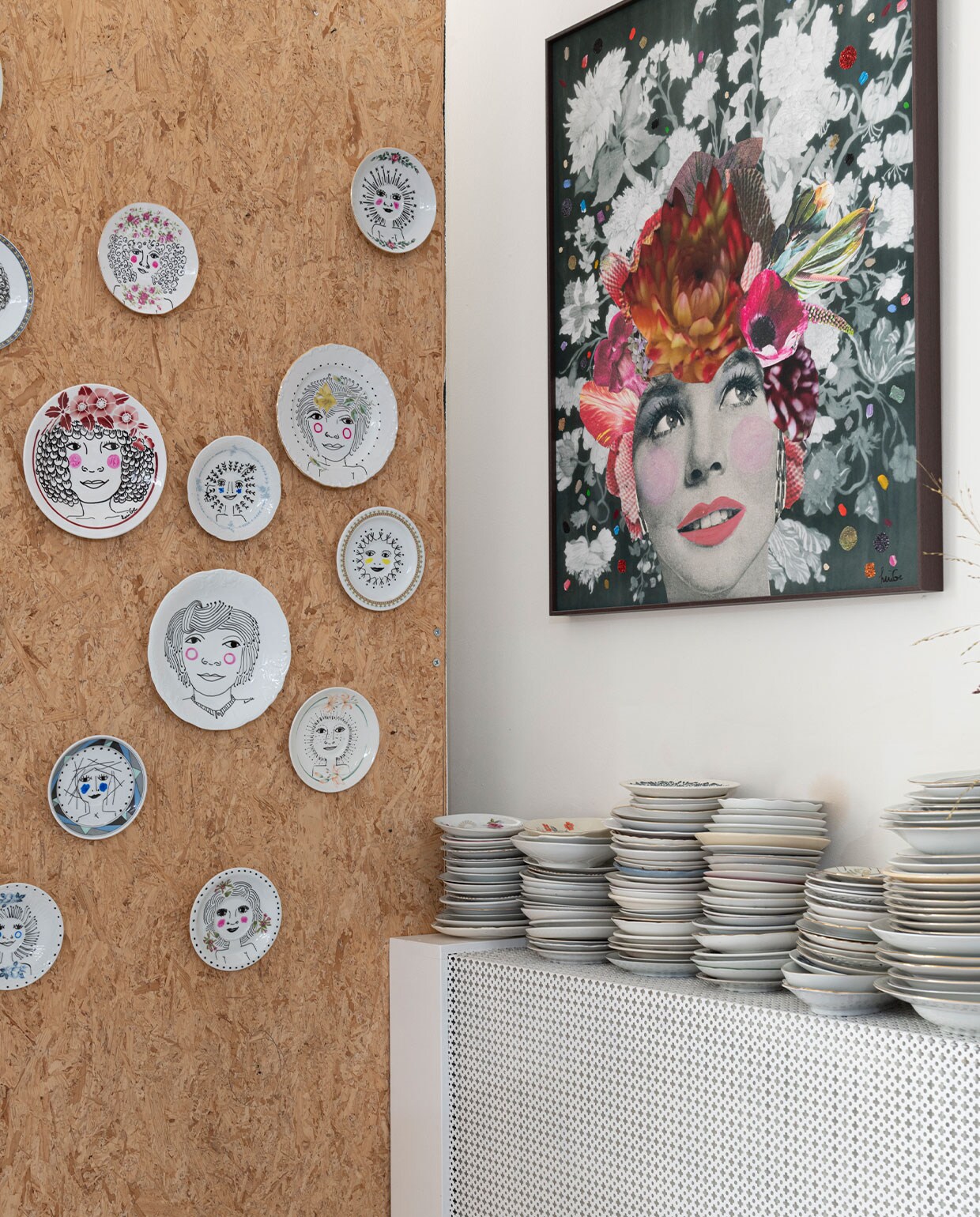 Oude borden beschilderd door Noor. Daarnaast de limited edition In a Perfect World van Noor, handmatig bewerkt met verf en glitter. vtwonen special binnenkijken 12-2021 | styling Sharon Roest | fotografie Caroline Martinot