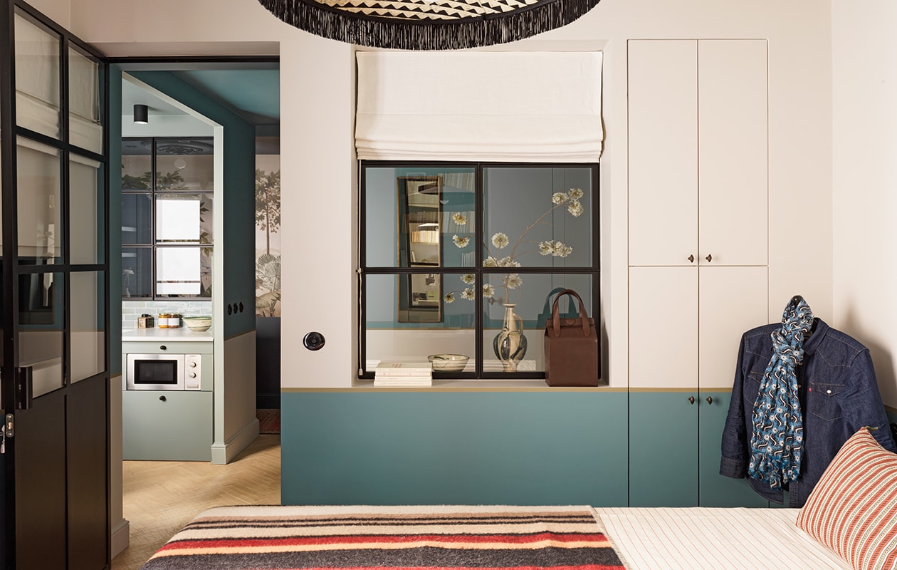 Hanglamp Paloma Le Monde Sauvage. Kussens Caravane.Bedsprei Indian Rocks Paris. vtwonen special tiny houses 03-2021 | styling Marianne Evennou | fotografie Stephan Julliard