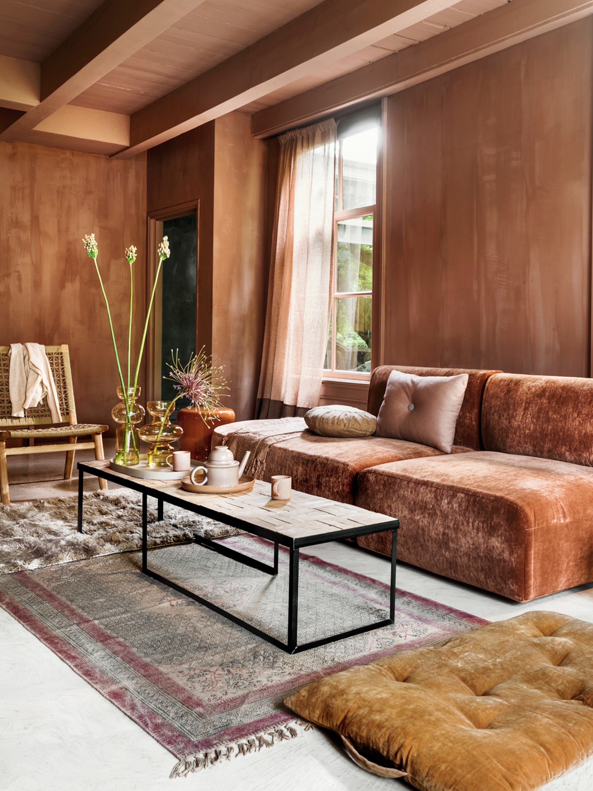 warm en rustiek zo combineer je de kleur terracotta in de woonkamer